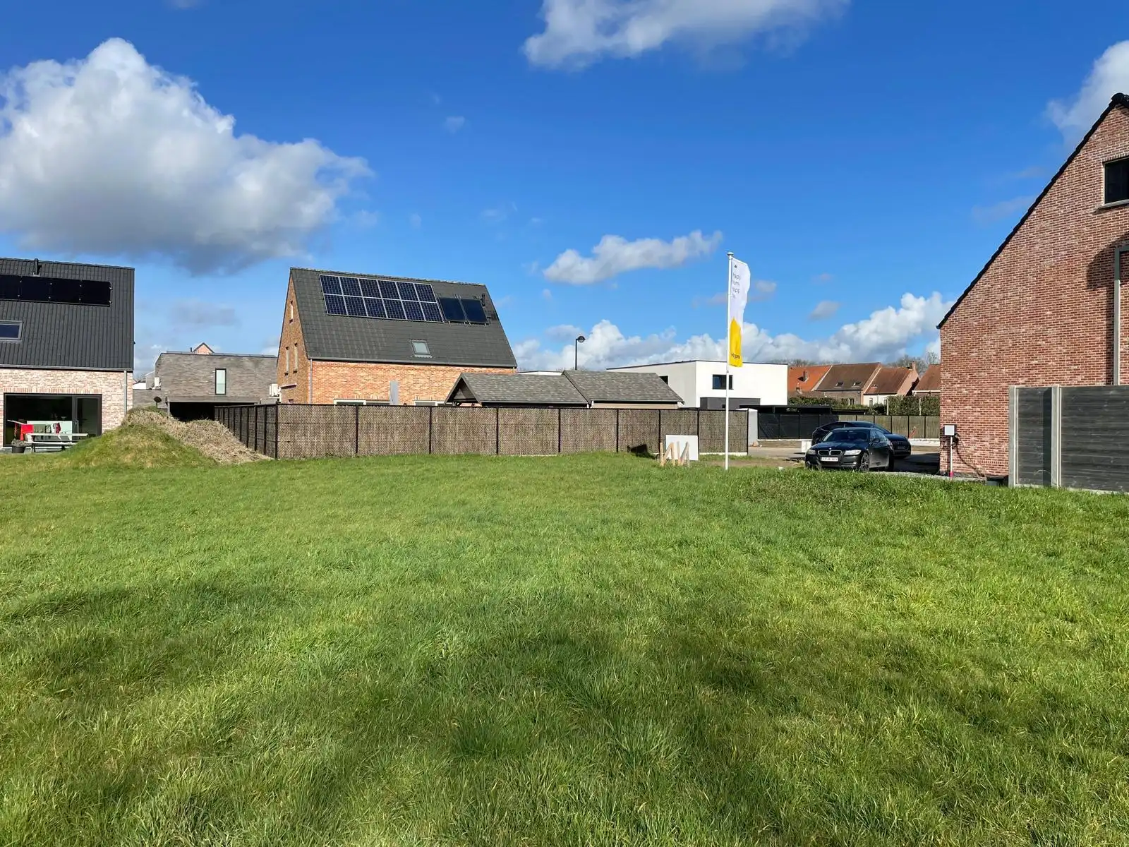 Ruim villaperceel foto 3