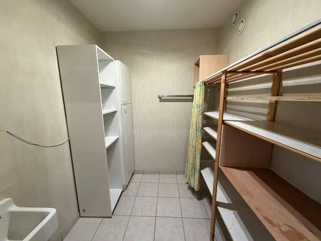 Genk-centrum, Oude Markt 4 bus 11: Ruim en energiezuinig appartement (133 m²) met 2 slaapkamers, overdekt terras, dubbele autostaanplaats en kelderberging. foto 23