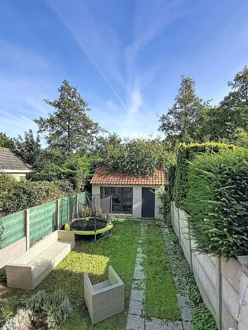 Volledig gerenoveerde duplex met zonnige tuin en inpandige garage op gunstige residentiële locatie te Oostende.  foto 10