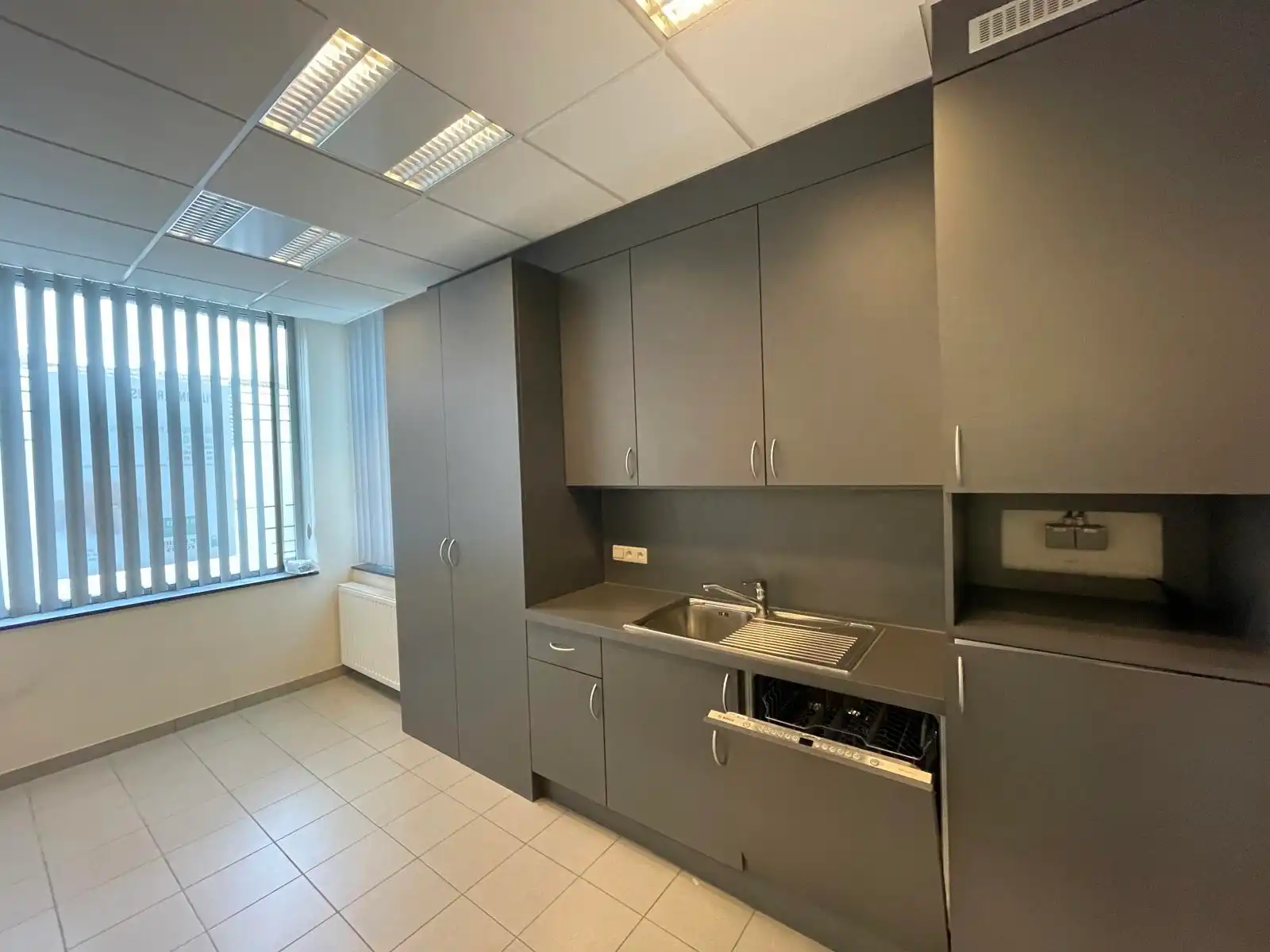 ERONDEGEM - Moduleerbaar handelspand op toplocatie. foto 6