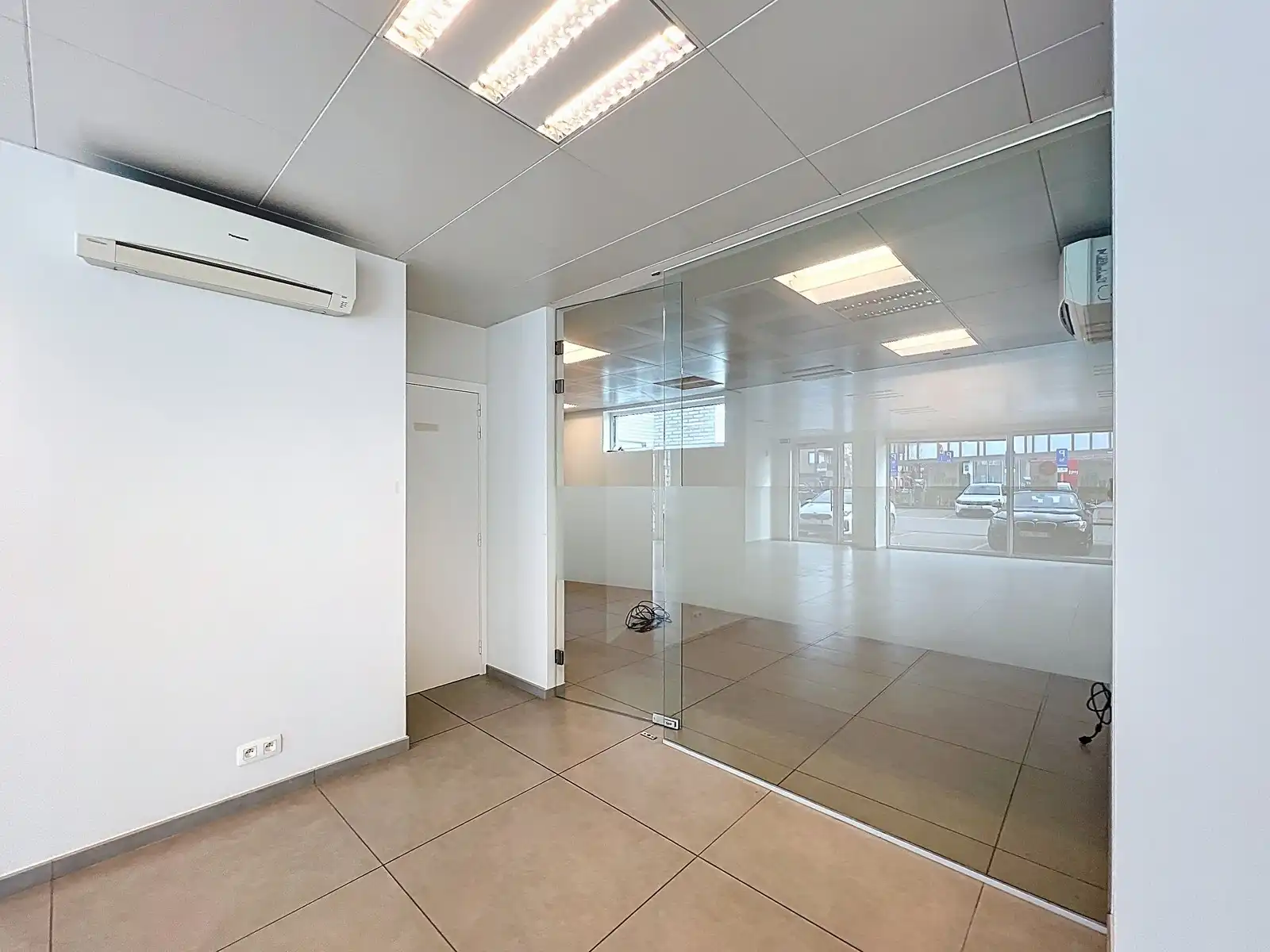 Volledig instapklare LICHTRIJKE commerciële ruimte ± 185m²  (kantoor, diensten, vrije beroepen,...) in het CENTRUM! foto 9