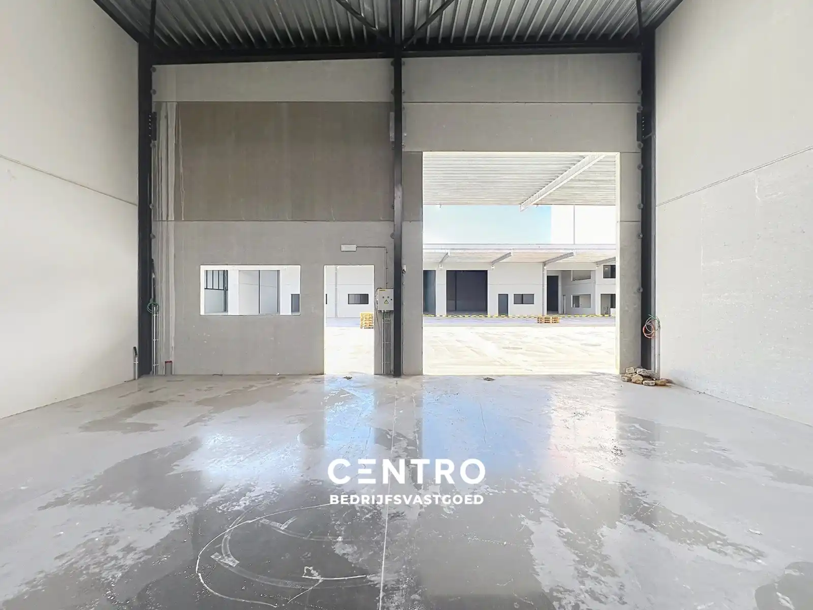 Nieuwbouw KMO-units van 245m² TE HUUR (VH van 7m, 2 parkings, aparte loopdeur en raam), te Kerkhove (Avelgem). foto {{pictureIndex}}