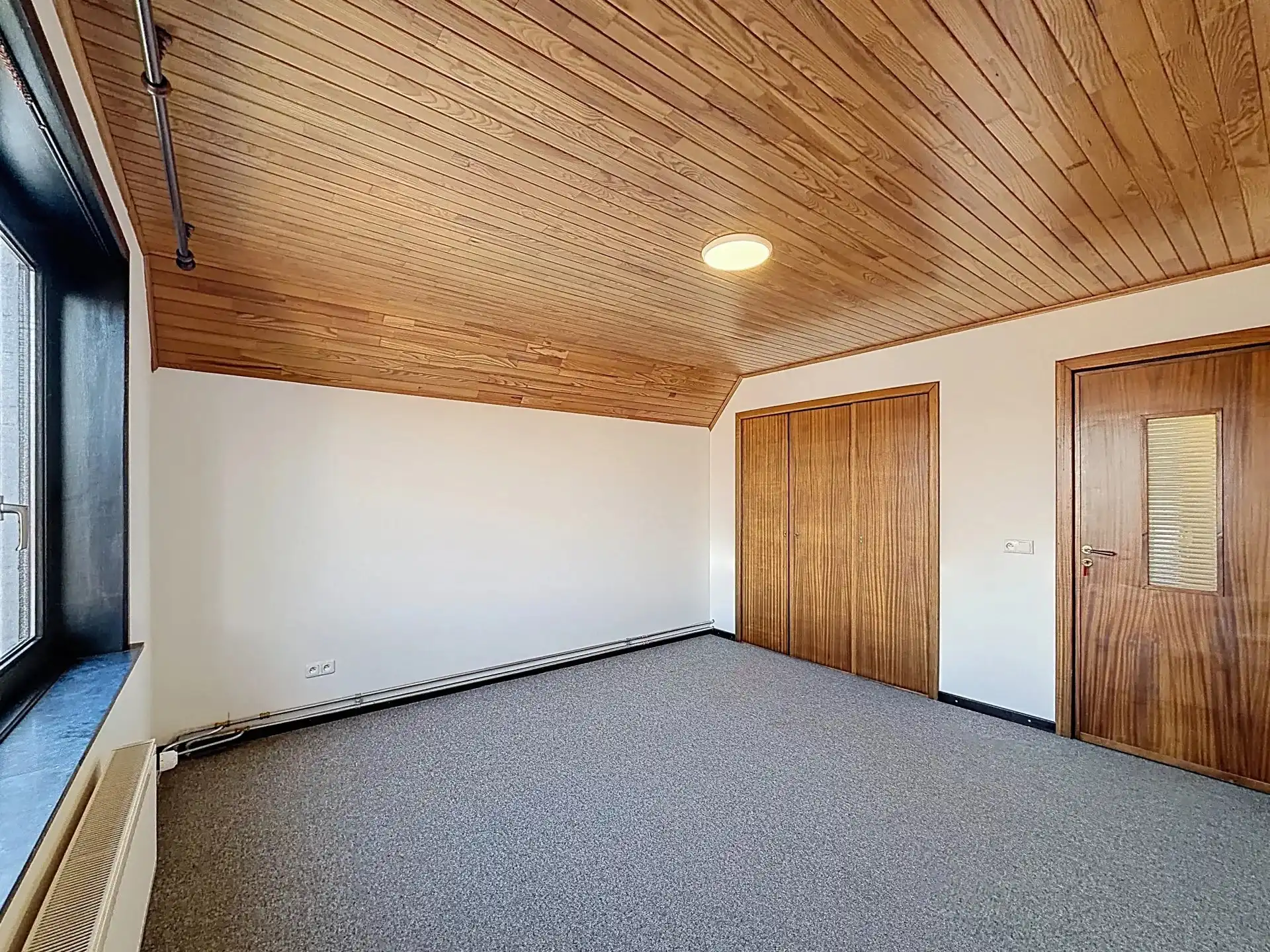 Zeer ruime en verzorgde woning met 5 slaapkamers en 2 badkamers op een groot perceel foto 25