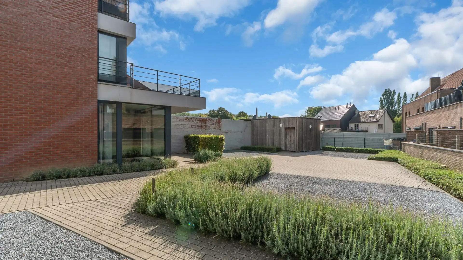 Gelijkvloers appartement met terras en private parking. Uitstekende ligging aan de vernieuwde Markt. foto 6