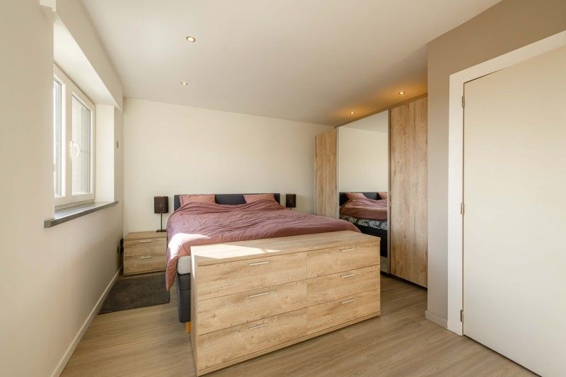 PERFECTE STARTERSWONING! Tot in de puntjes gerenoveerde woning nabij hartje Beveren-Leie! foto 12