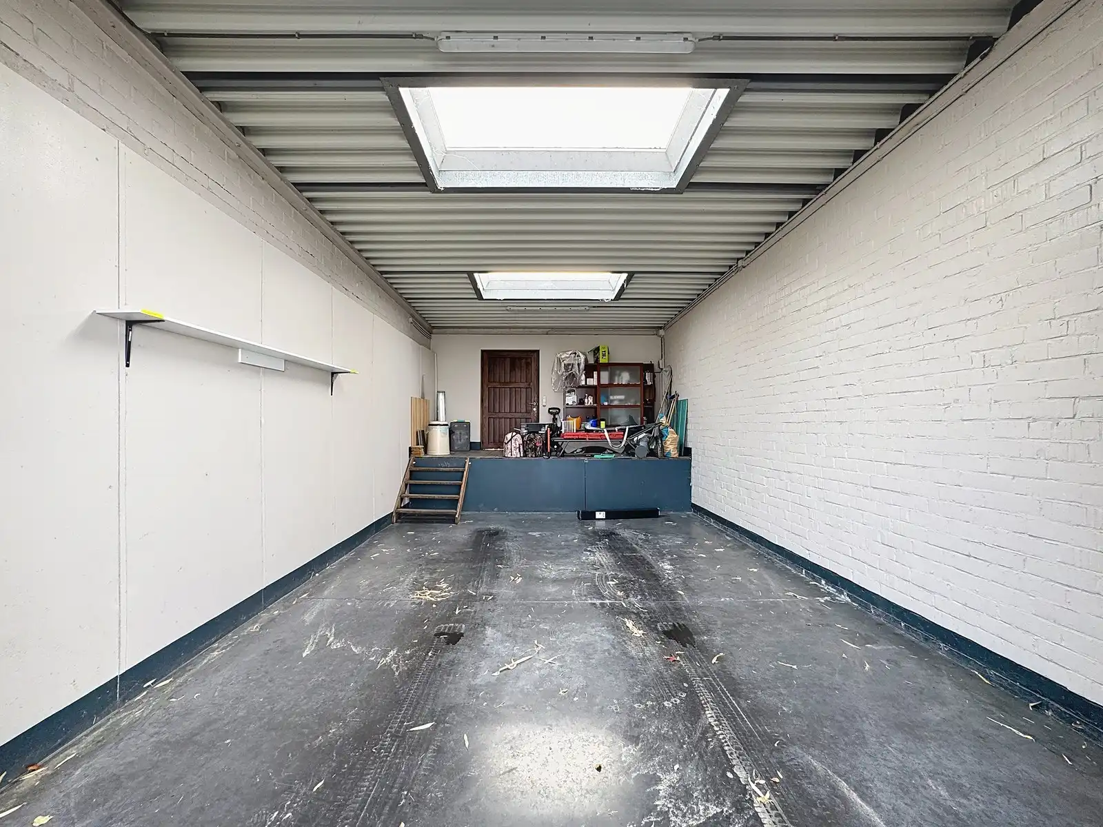 Instapklaar, luxueus afgewerkte VILLA (5 slpkms, dubbele garage, ...) met BIJGEBOUWEN (stallingen en bergplaats). Grondopp.: 2.814m² + Optioneel : braakliggend stuk industriegrond. foto 28