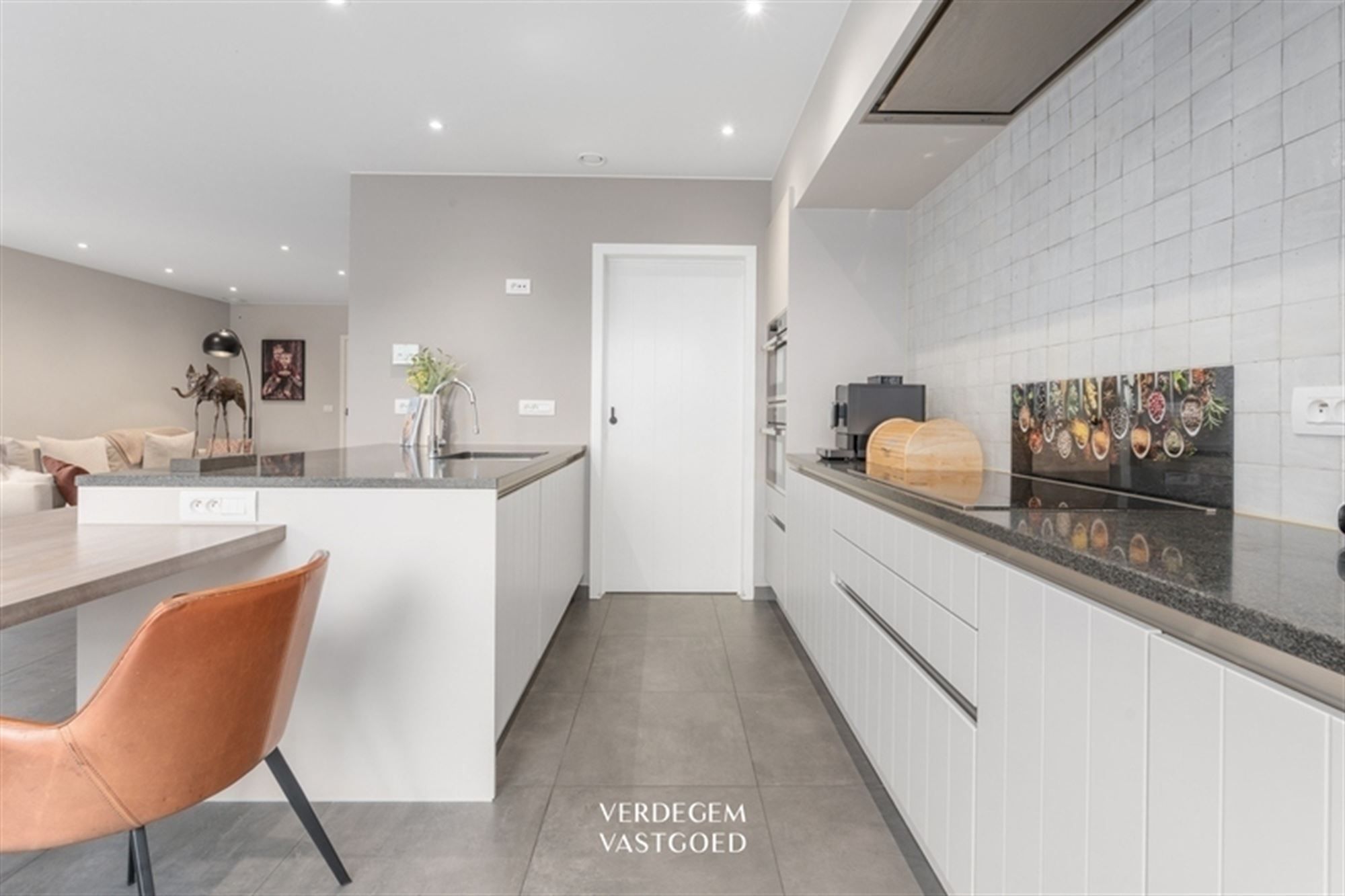 Charmante gezinswoning met 3+1 slaapkamers en praktijkruimte in de tuin foto 6