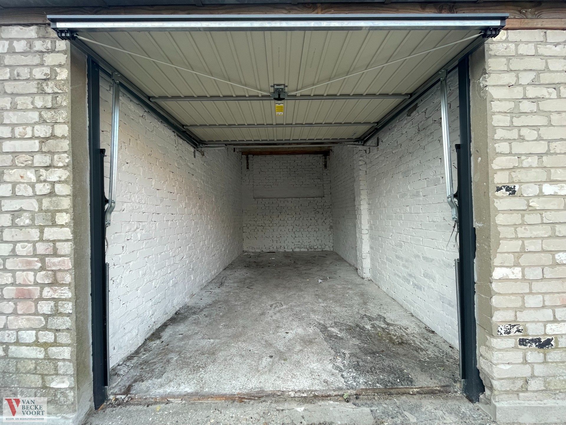 Garagebox in residentiële woonwijk Mariakerke foto 2