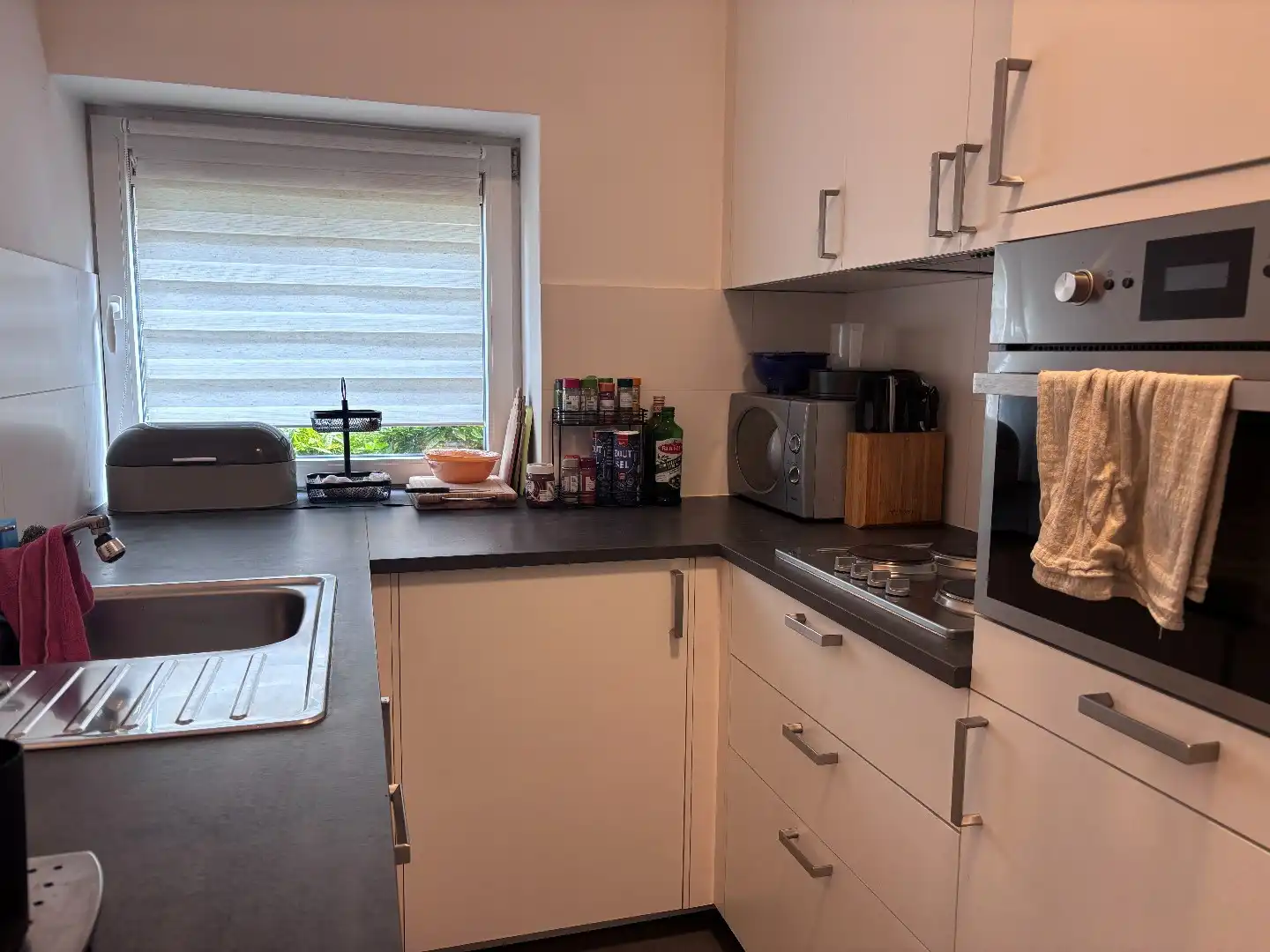 Instapklaar, gerenoveerd gelijkvloersappartement met 2 slaapkamers en garage foto 6