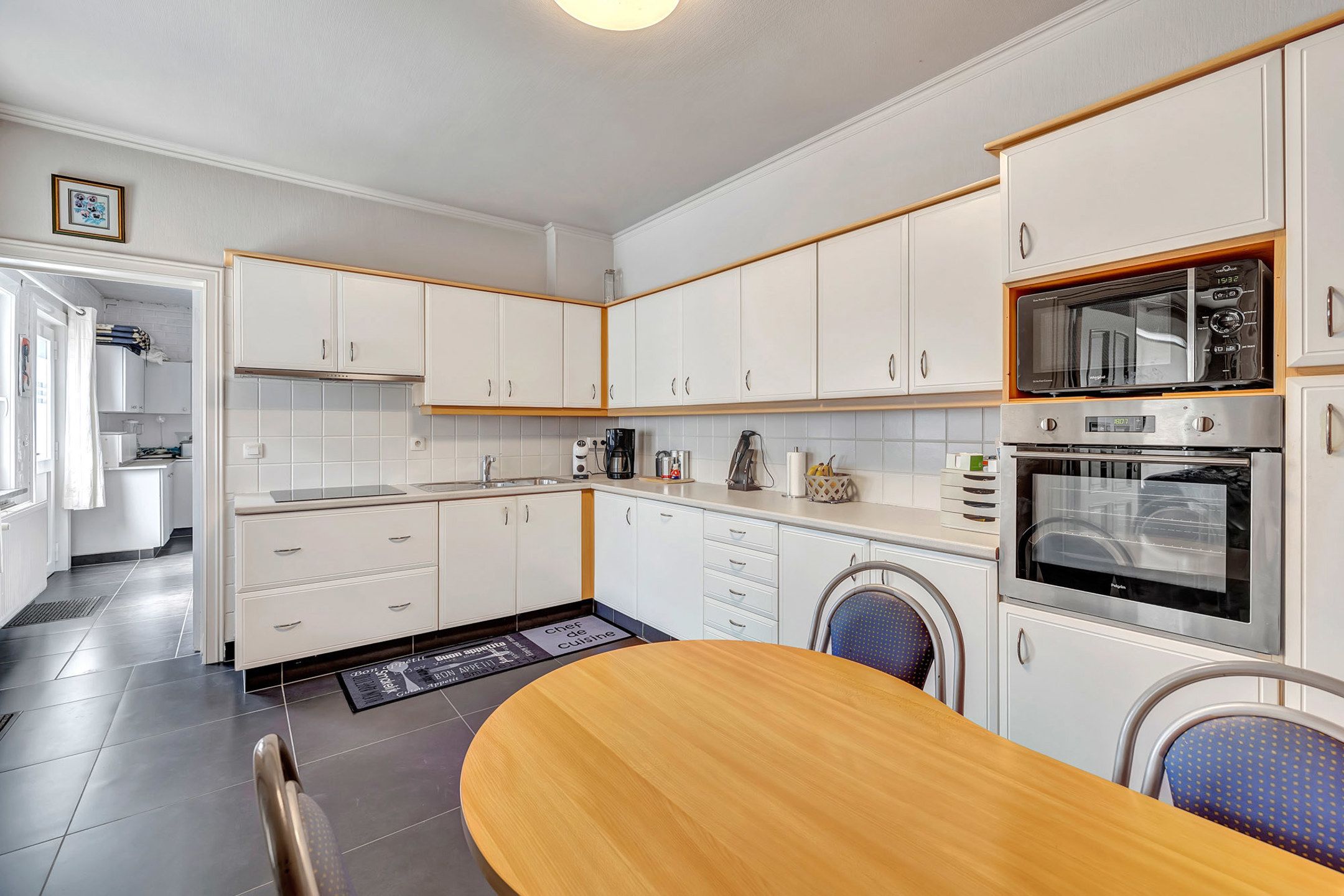 Ruime woning met praktijkruimte in rustige straat te Okegem foto 12