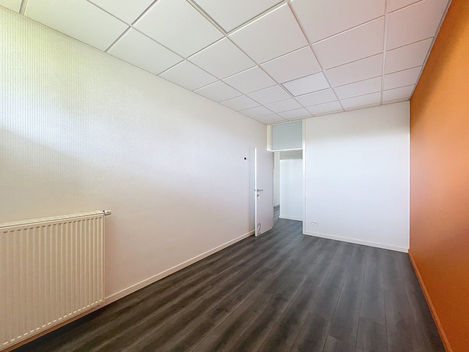 Instapklaar lichtrijk GERENOVEERD pand met mooie open kantoor/praktijkruimte en 4 aparte burelen/consultatieruimtes. foto 19