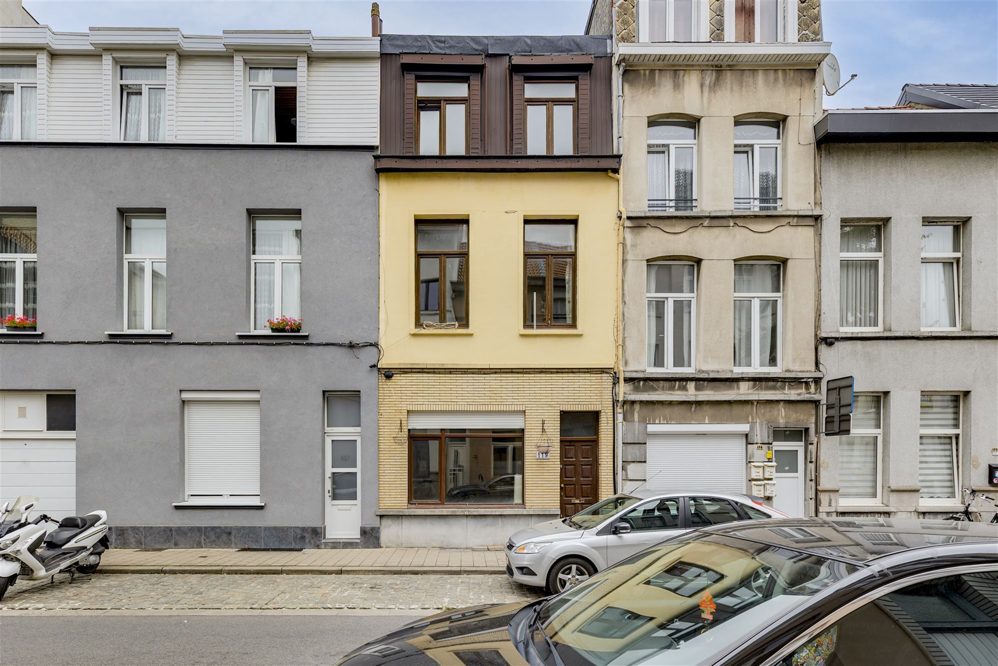 Huis te koop ingedeeld in 3 studio's te 2060 Antwerpen foto {{pictureIndex}}