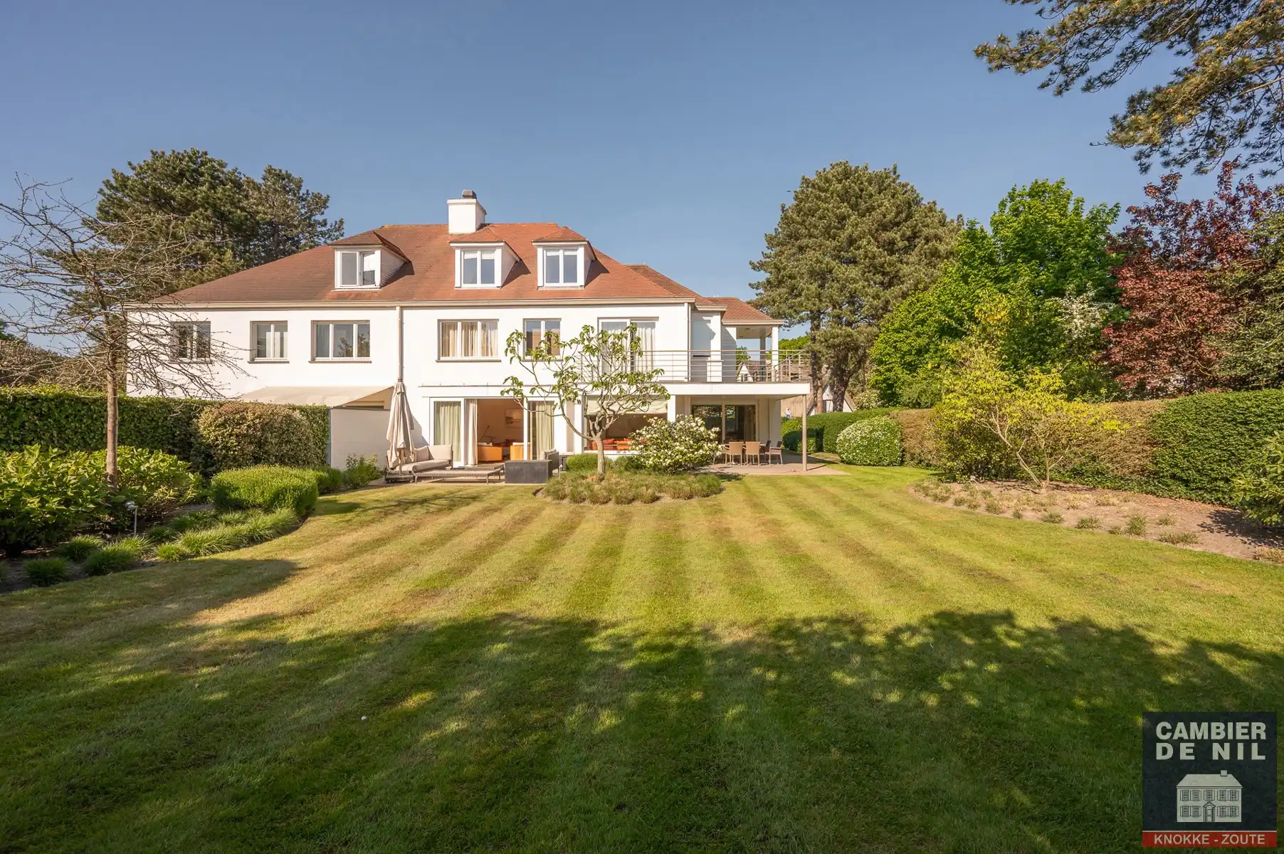 Ruime, gemeubelde koppelvilla aan de Royal Zoute Tennisclub. foto 3