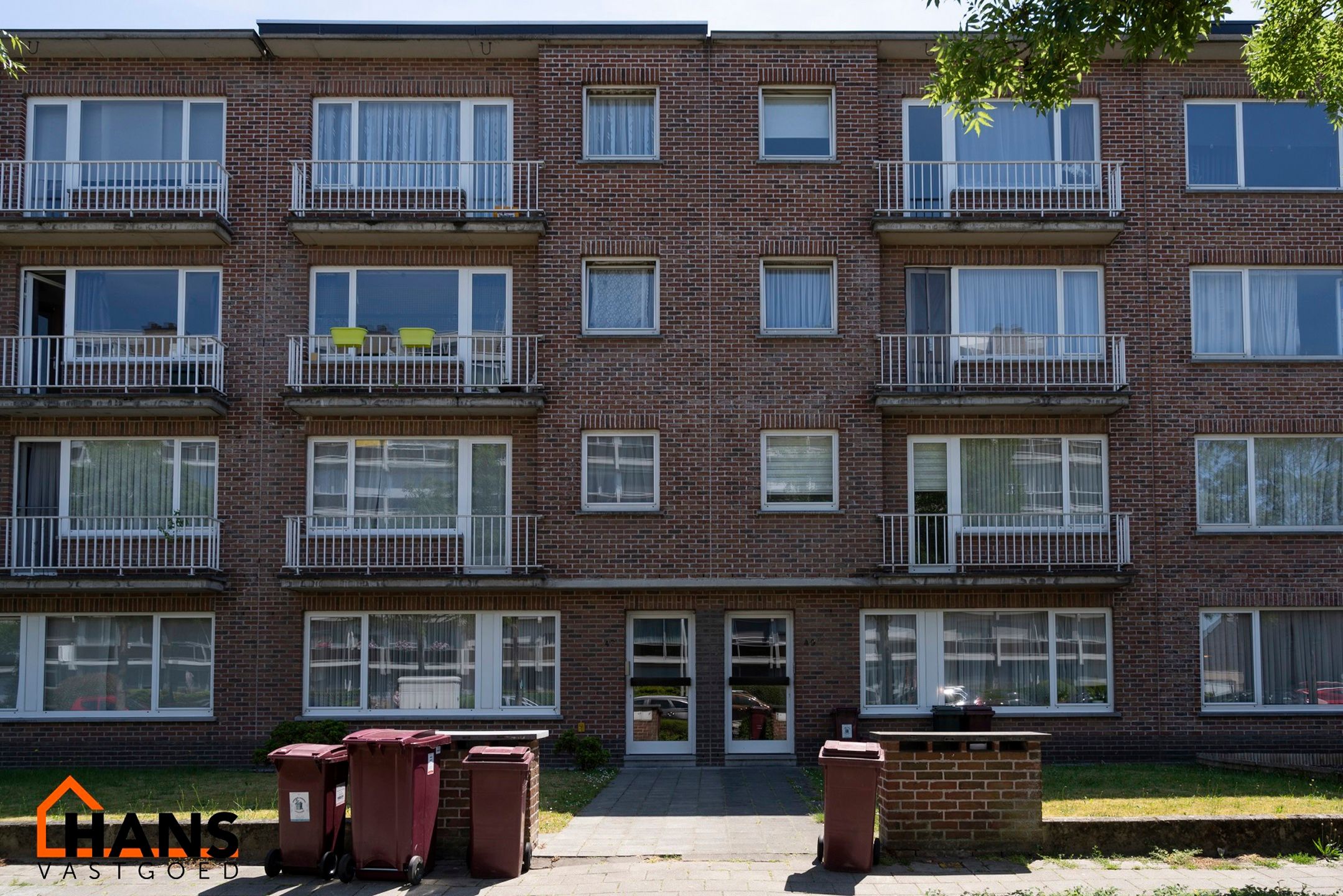 Opgefrist appartement met tuin en garage foto {{pictureIndex}}