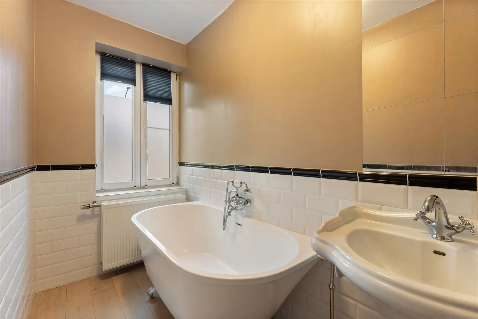 KNAP GERENOVEERDE WONING (175M²) MET 4 SLAAPKAMERS EN LEUKE STADSTUIN TE HASSELT foto 15