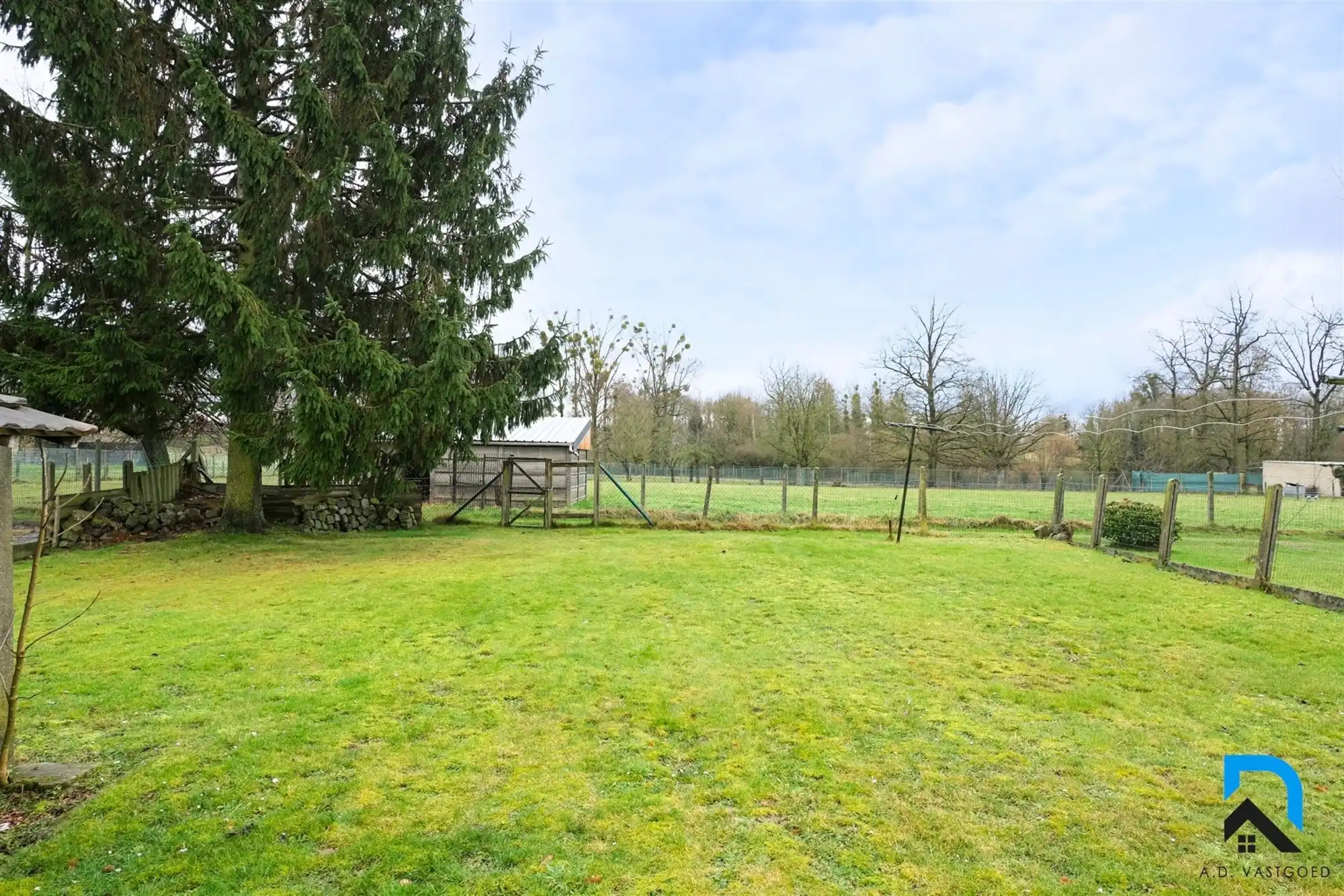 Mooie woning met grote tuin foto 22