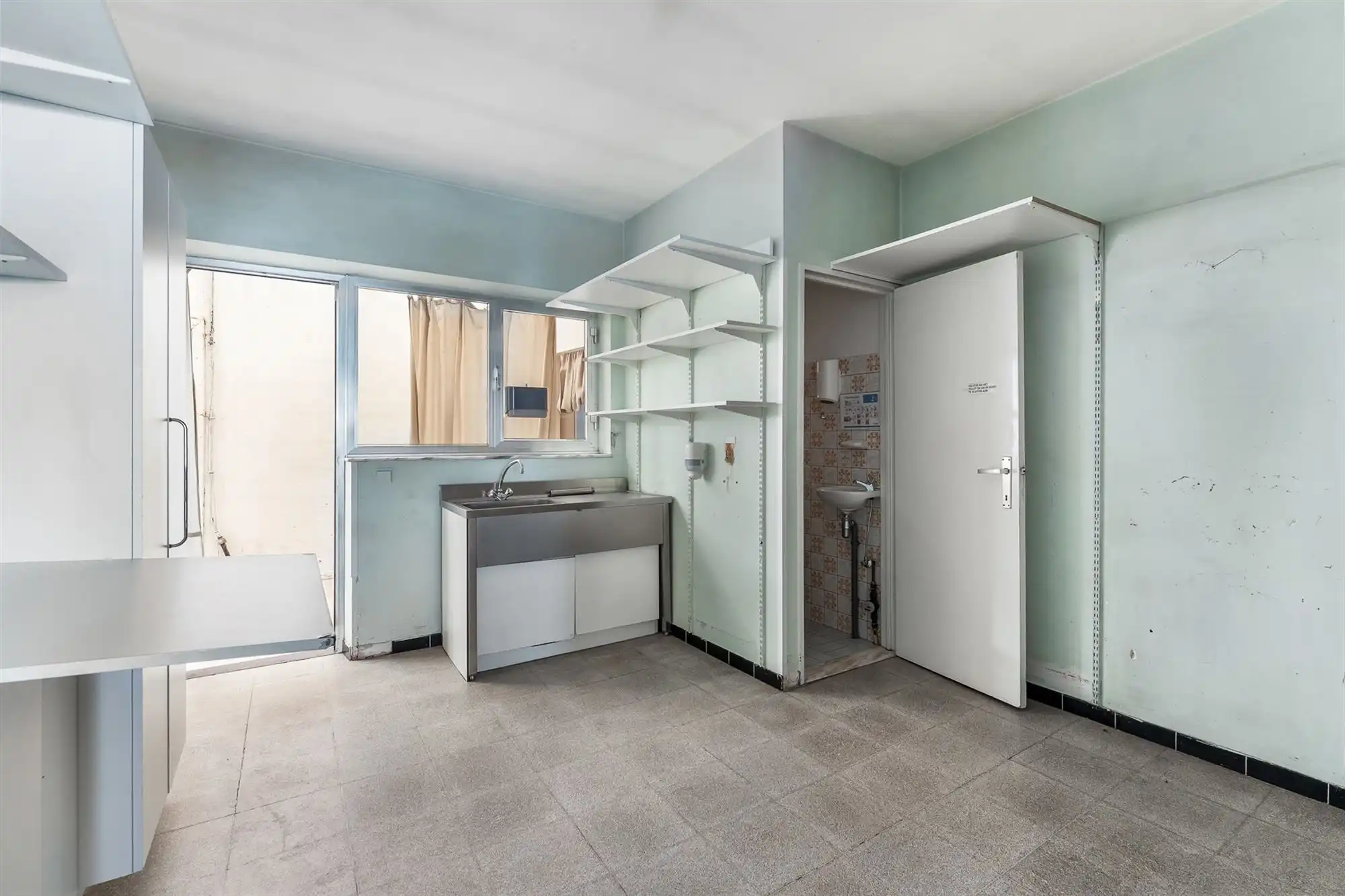 CENTRAAL GELEGEN, RUIM HANDELSPAND MET WOONST (415M²) TE BALEN foto 18