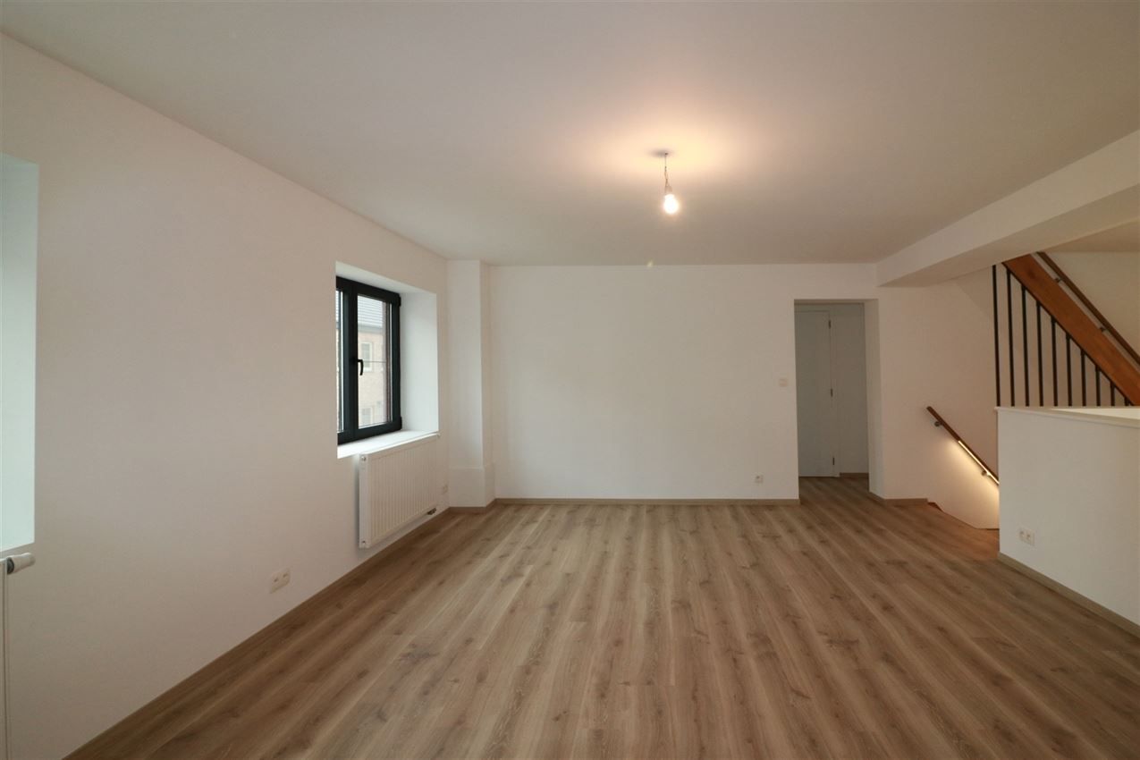 Architecturaal plaatje met 4 slpk., garage en riant terras foto 25