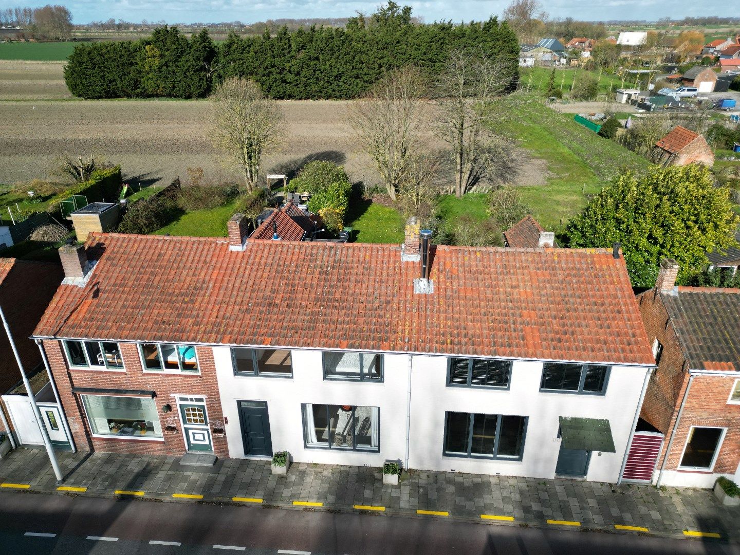 Gerenoveerde tussenwoning in hartje Zuidzande foto 2