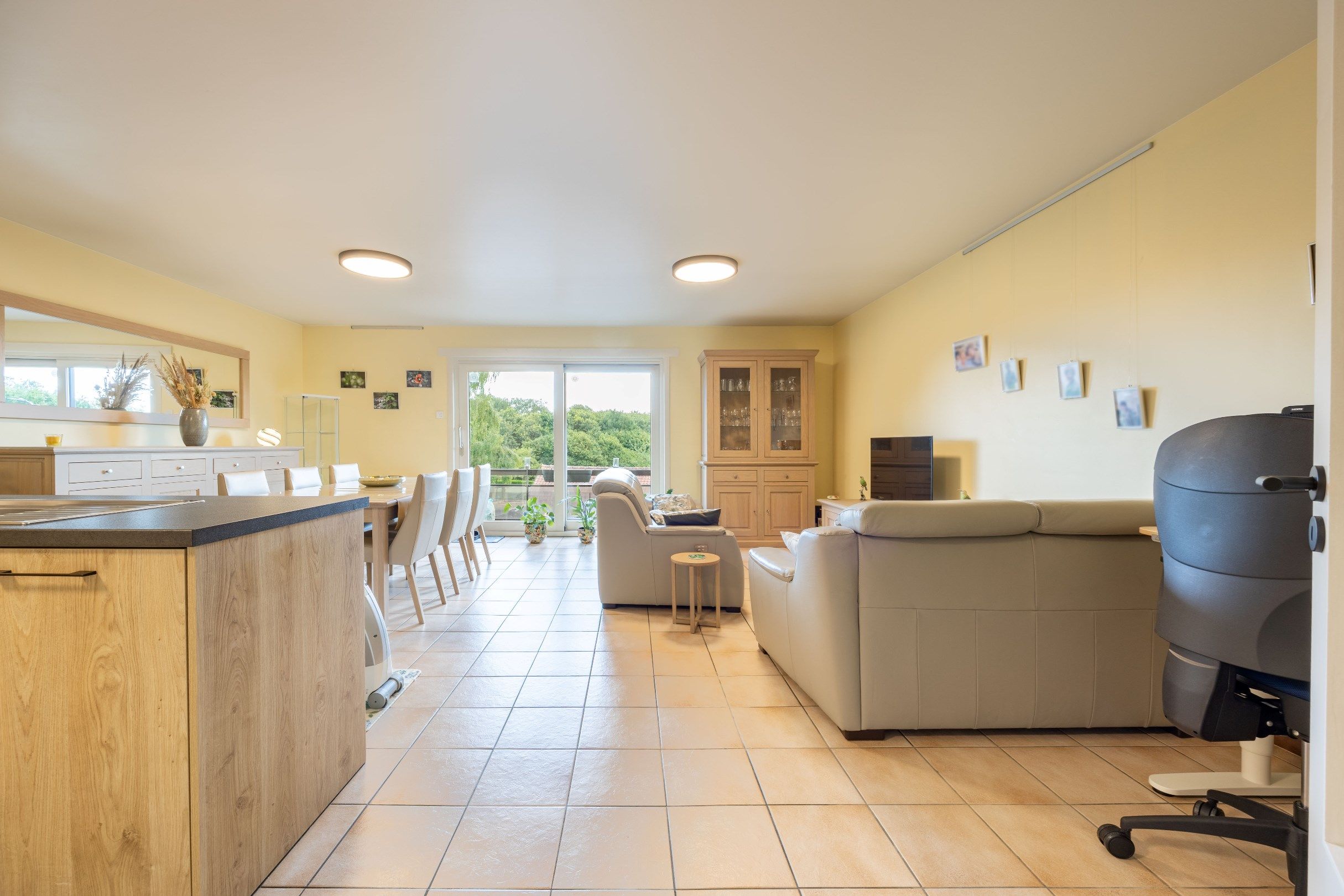 INSTAPKLAAR APPARTEMENT MET 2 SLAAPKAMERS EN GARAGE foto {{pictureIndex}}