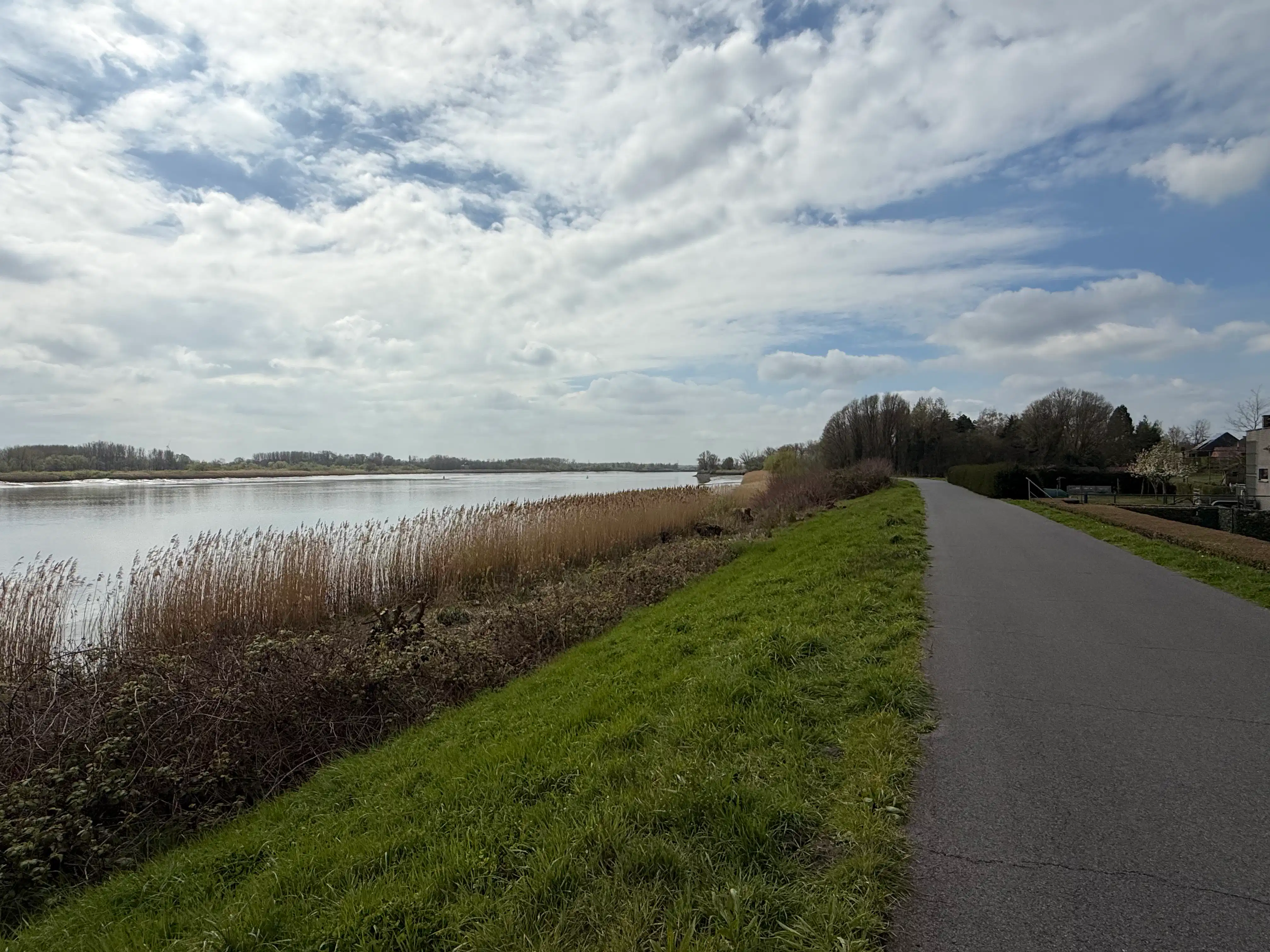 Exclusief dakappartement met uniek waterzicht, royale ruimtes en uitzonderlijk grote garage! foto 4
