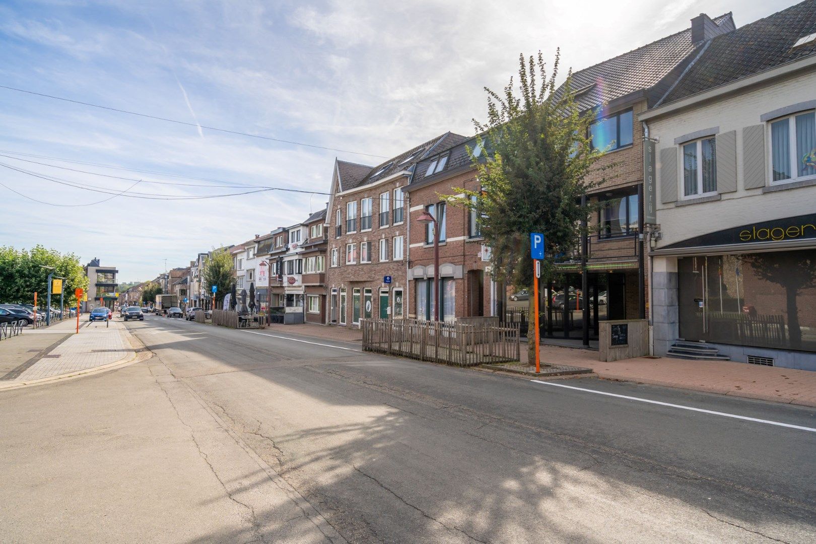 Uitstekend gelegen handelsruimte met terras aan voor- en achterzijde, met goede visibiliteit en bereibkaarheid foto 3