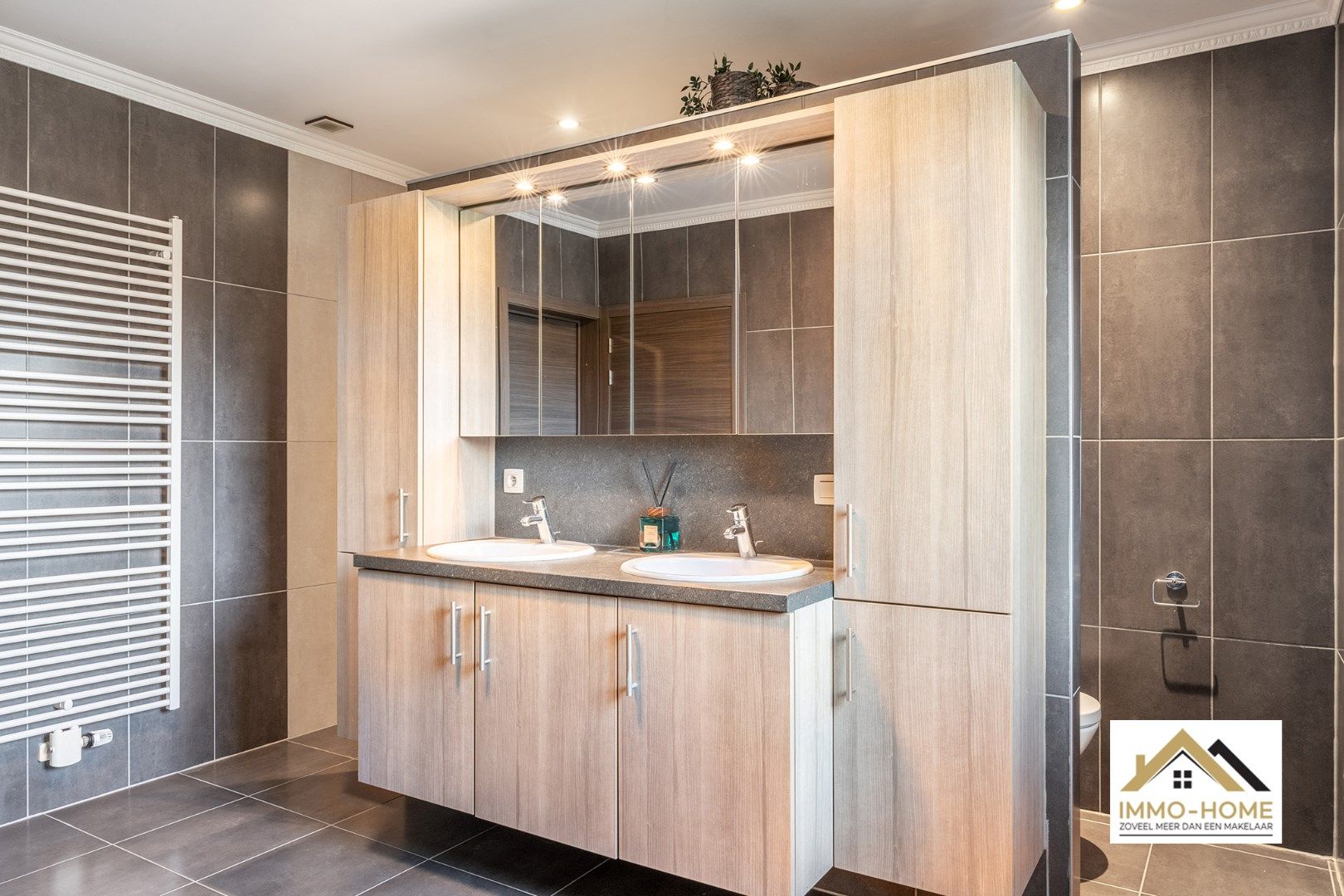 Ruime recente woning in pastorij stijl foto 16