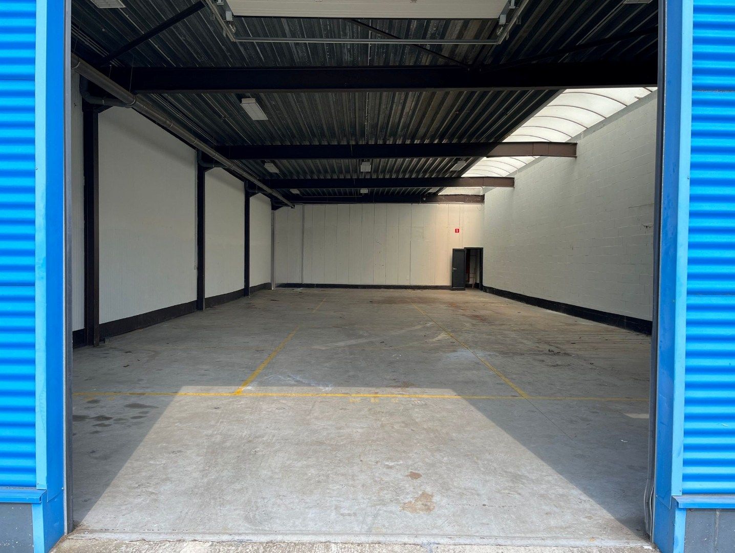 Magazijn, 240m², op industrieterrein, vlakbij E-313 foto 2