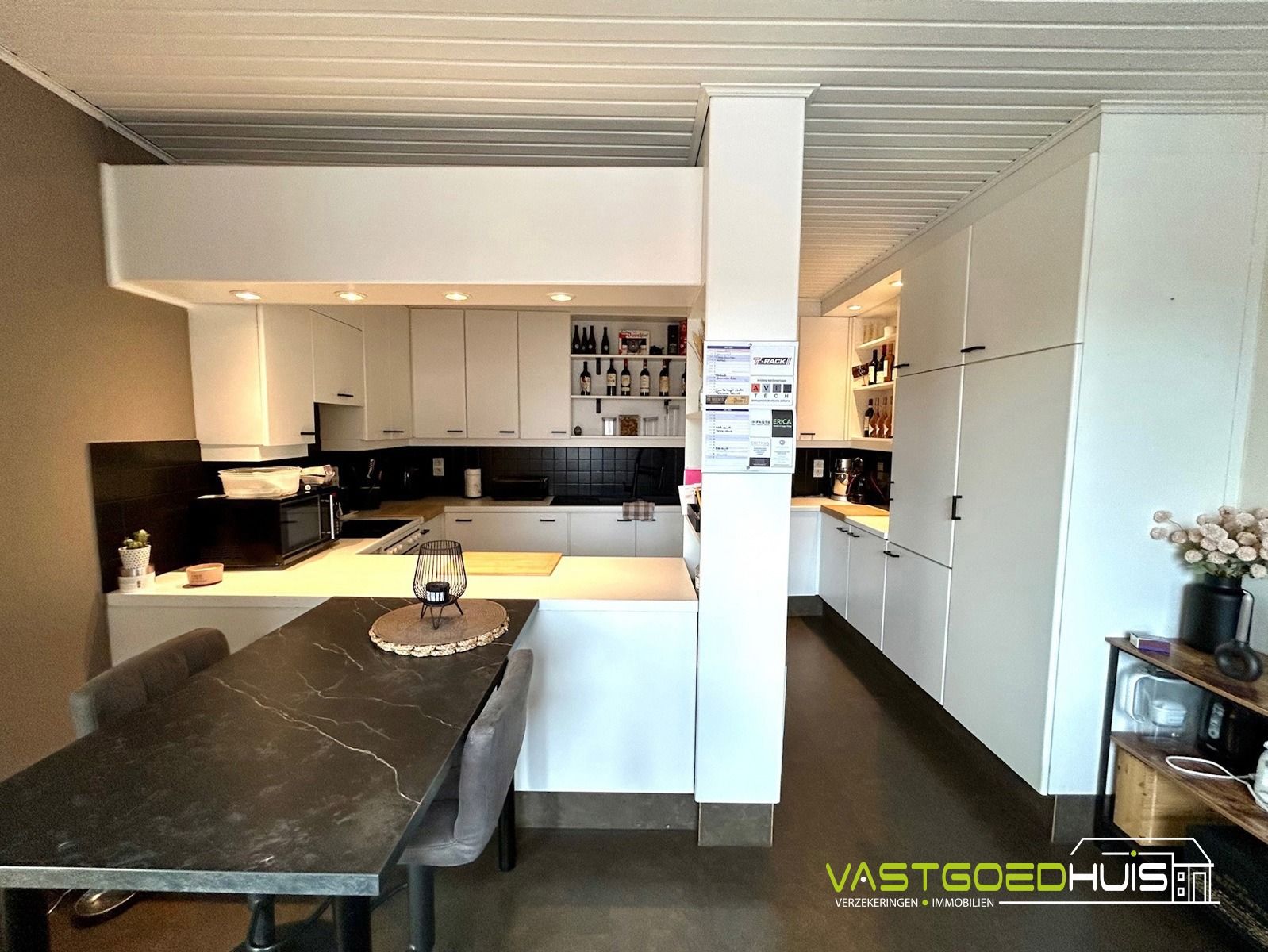 Hedendaagse gezinswoning met tuin en loods foto 9
