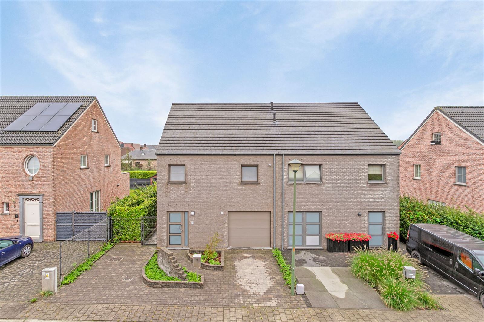 Energiezuinige, moderne 3-gevel woning met 4 slaapkamers, garage en tuin foto 2