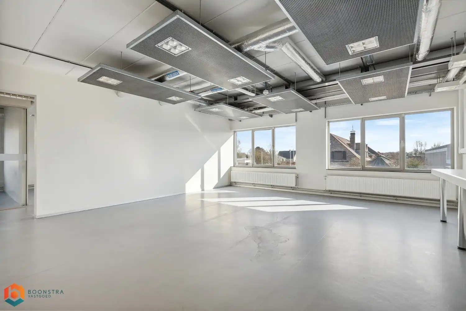 Veelzijdig kantoorgebouw met ruime parking op 2433 m² foto 12