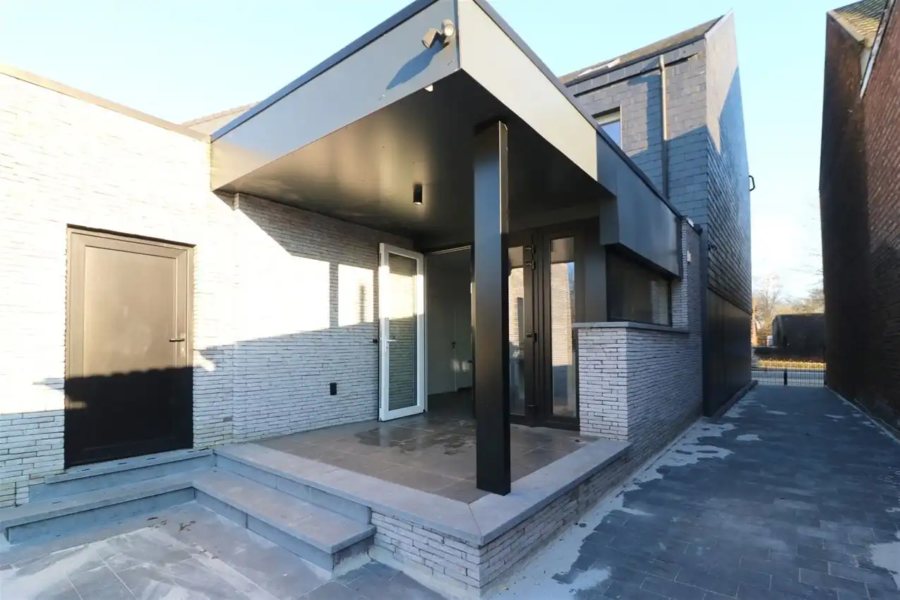 Vernieuwde, karatervolle woning met 4 slpk nabij station foto 2