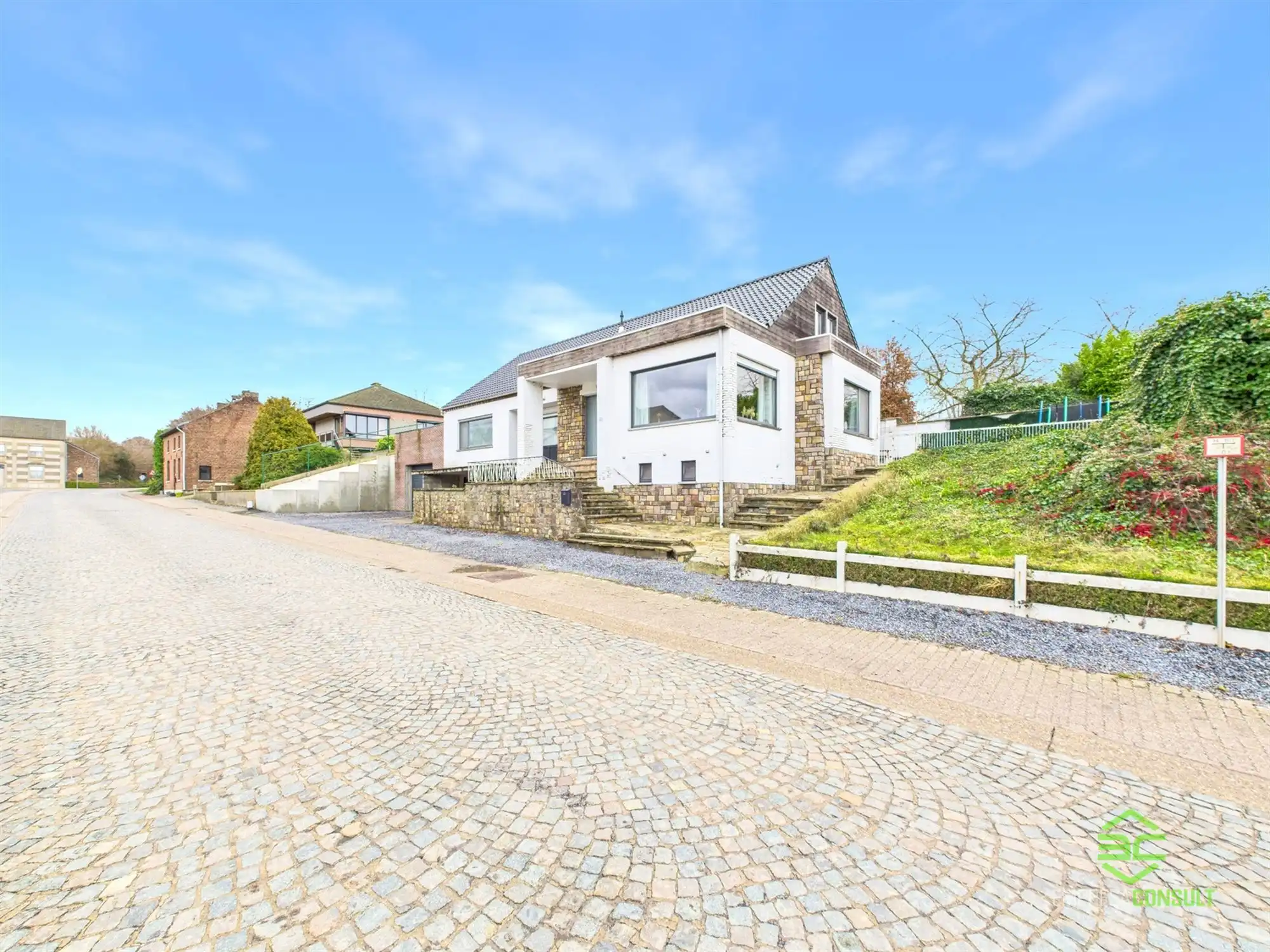 Instapklare gezinswoning met 6slpk en grote aparte garage! foto 4