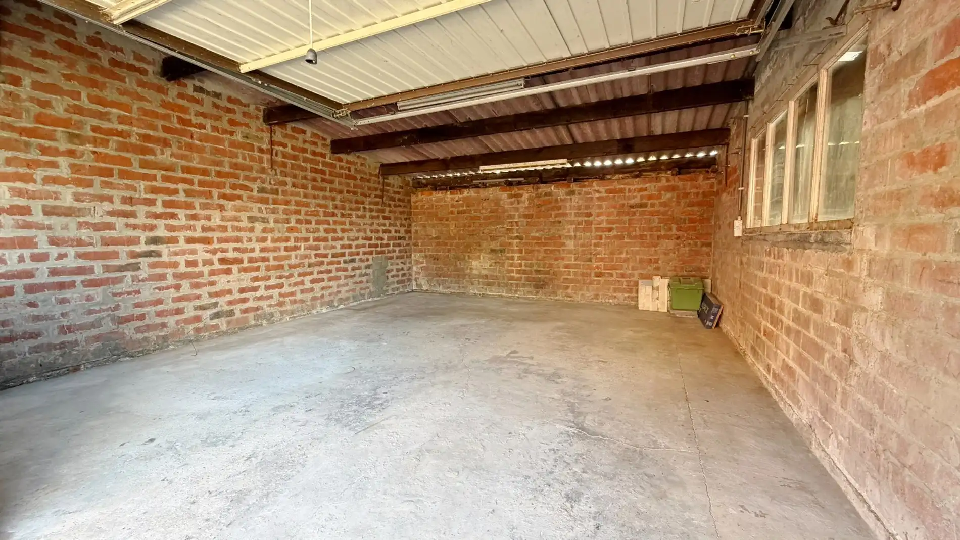 Goed onderhouden halfopen woning met 4 slaapkamers, zonnige tuin en garage. foto 14
