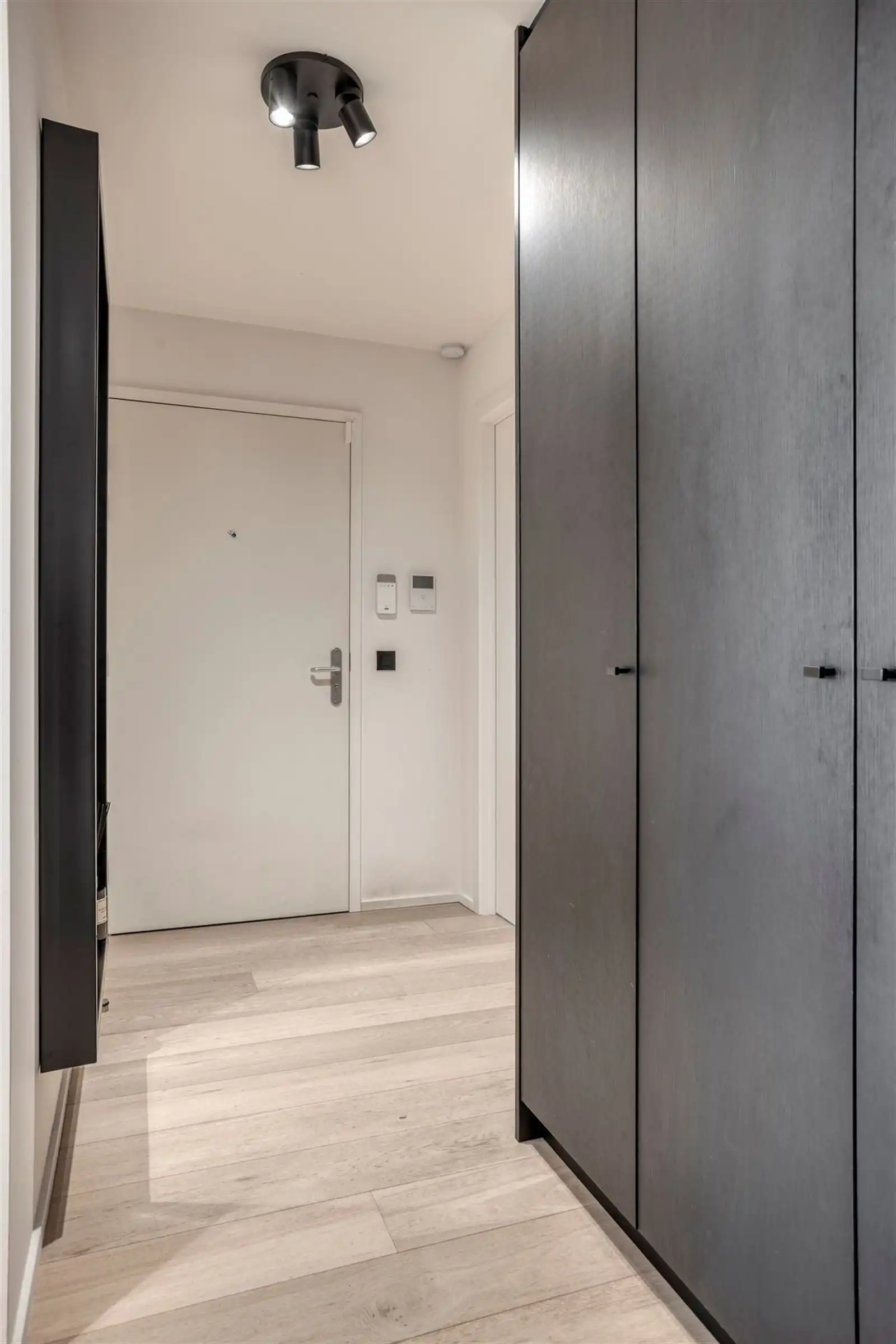 Prachtig recent gelijkvloers appartement met 2 slaapkamers, tuin en parking foto 17
