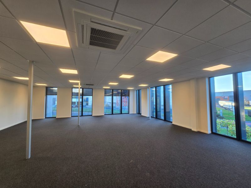 Logistiek gebouw te huur foto 3