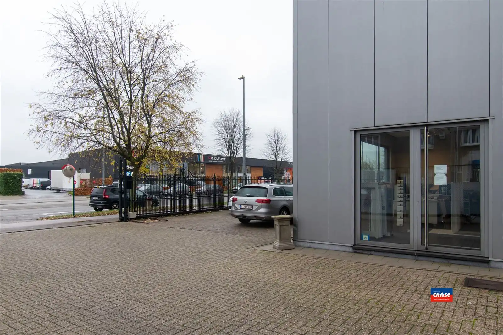 Gemengd gebouw met winkel, 2 appartementen, kantoor en magazijnruimte foto 47
