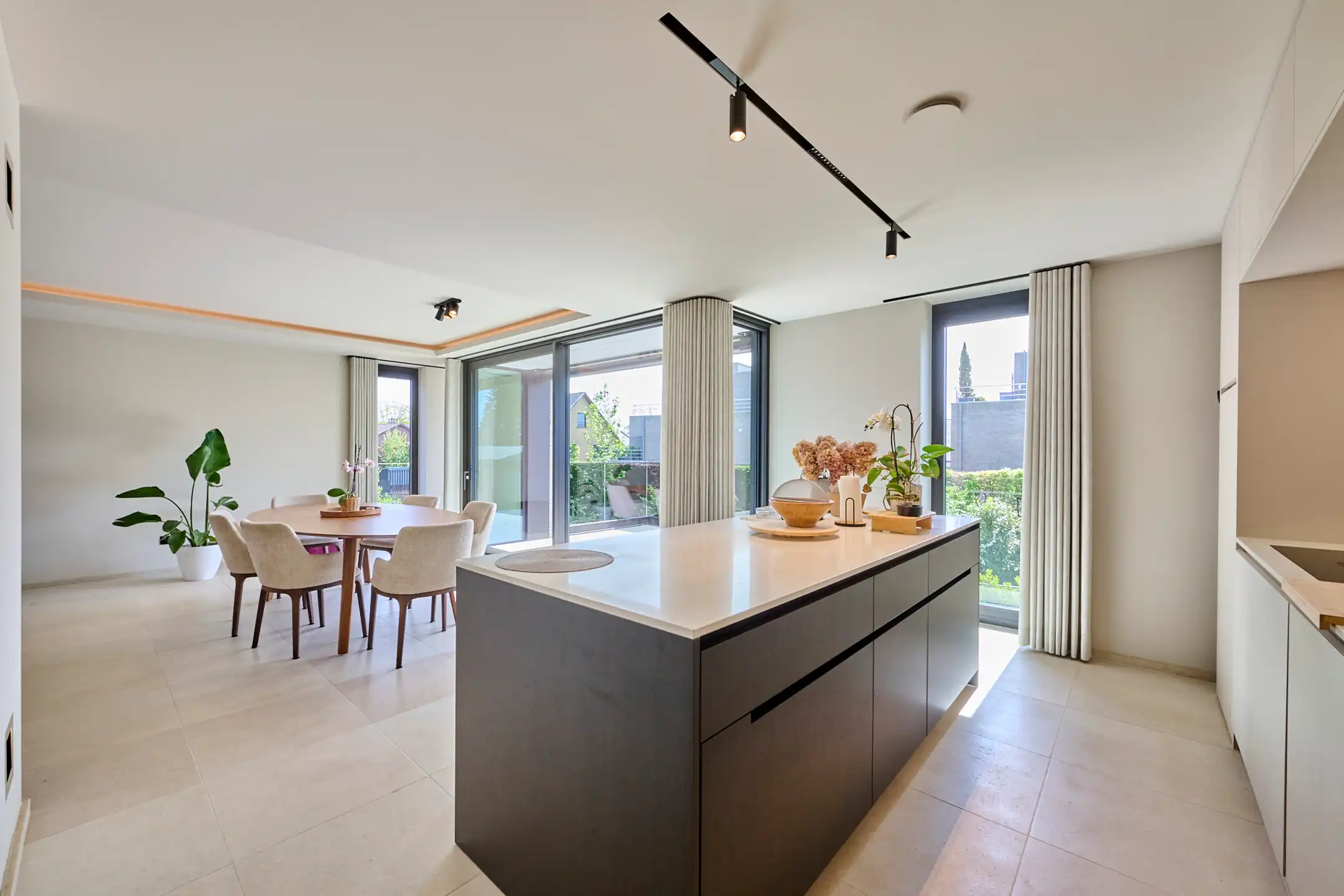 LUXUEUS GEMEUBELD APPARTEMENT MET TERRAS foto 10