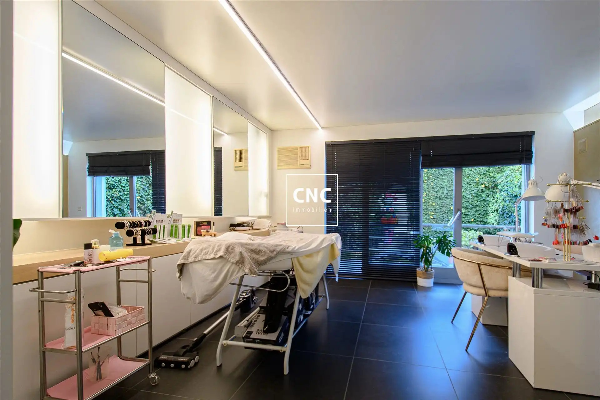 Exclusieve Commerciële Ruimte te Huur op Toplocatie in de Lippenslaan foto 7