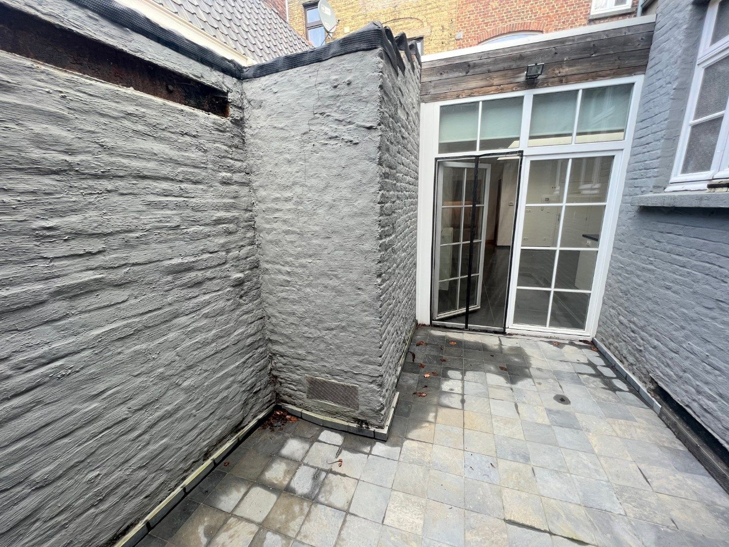 GELIJKVLOERS 1-SLAAPKAMER APPARTEMENT MET TERRAS IN CENTRUM IEPER foto 2