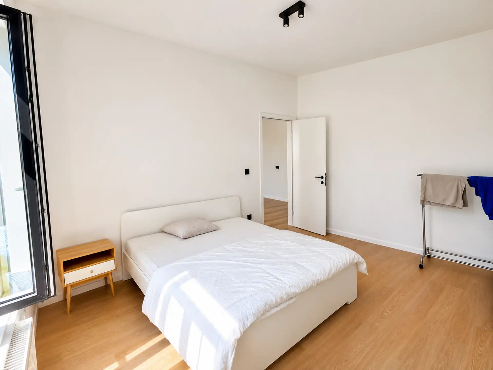 Lichtrijk hoekappartement in bruisend Oud-Berchem foto 6
