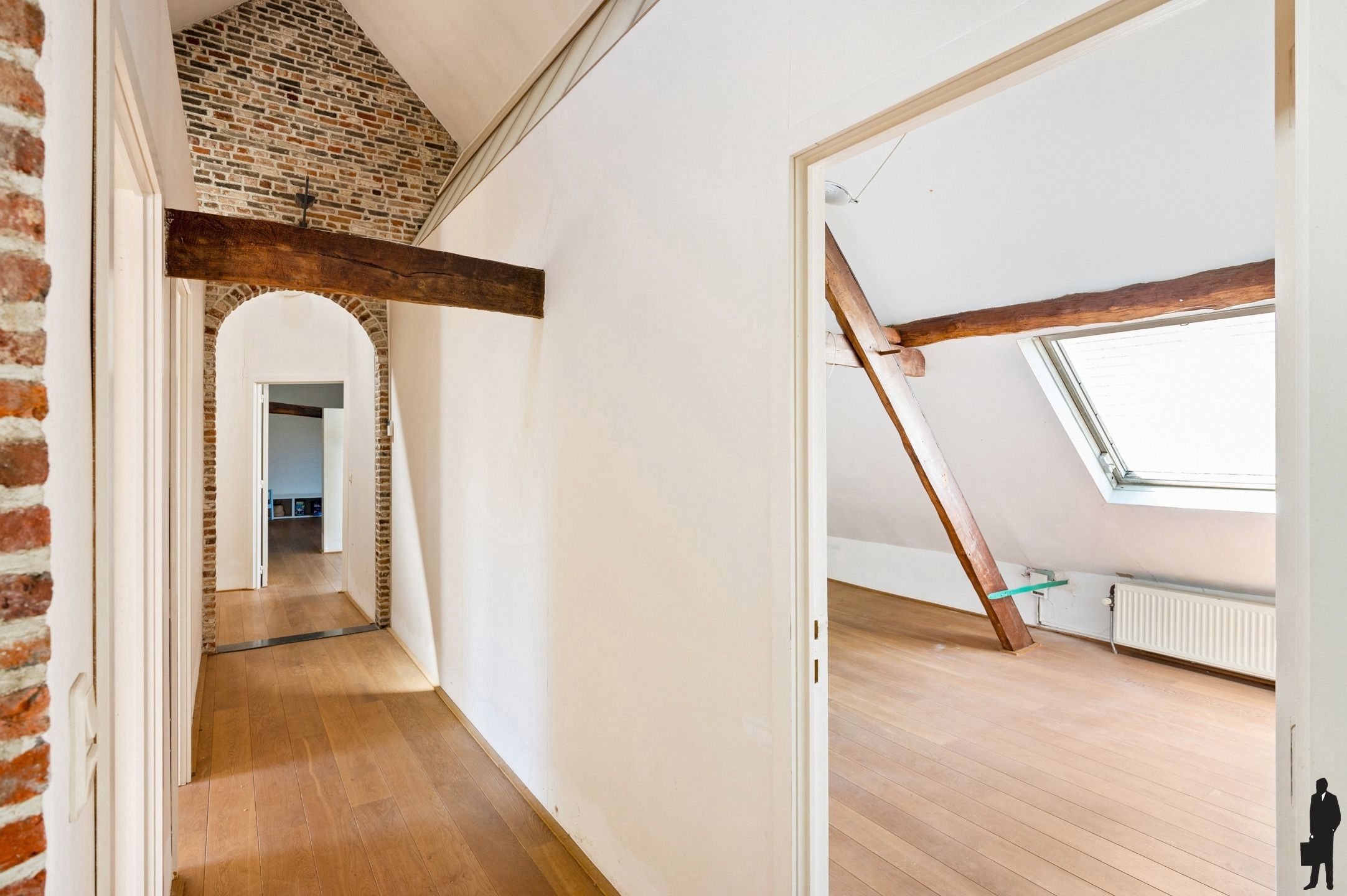 Unieke te renoveren hoevewoning met mooie parktuin foto 23