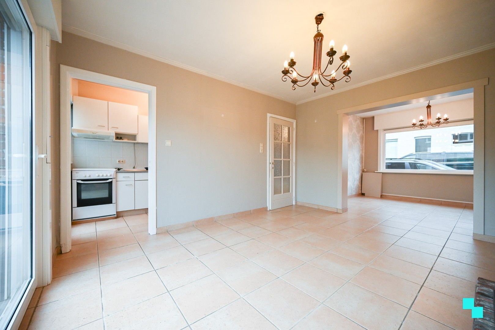 Rustig gelegen ééngezinswoning nabij centrum Izegem met garagebox en uitweg foto 3