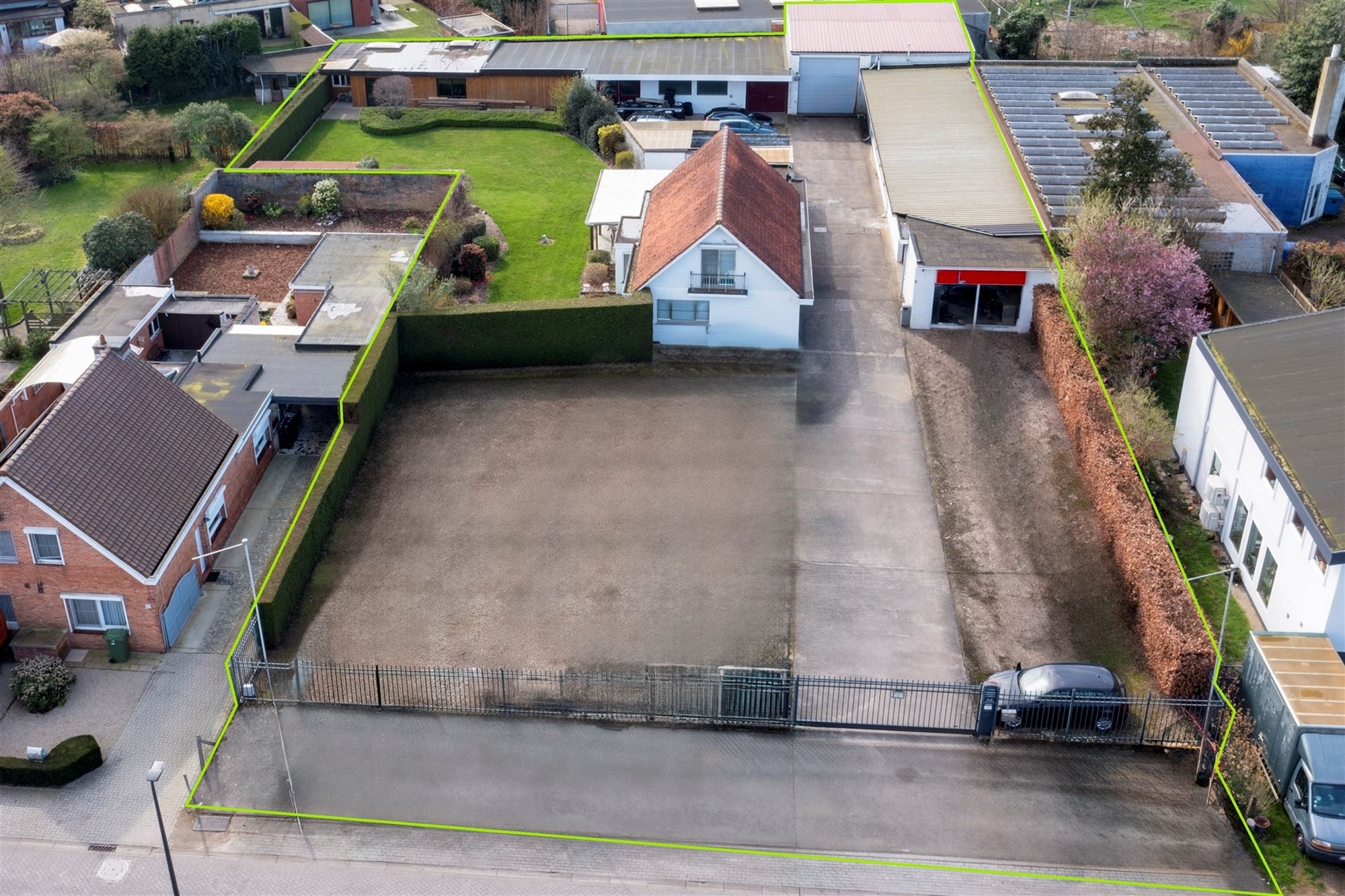Magazijn (649m²) met woonst te koop in Wommelgem foto {{pictureIndex}}