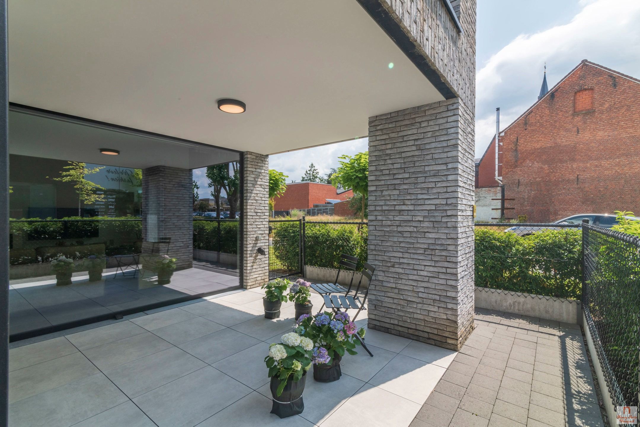Ruimtelijk wonen met verfijnde afwerking in hartje Koersel foto 31