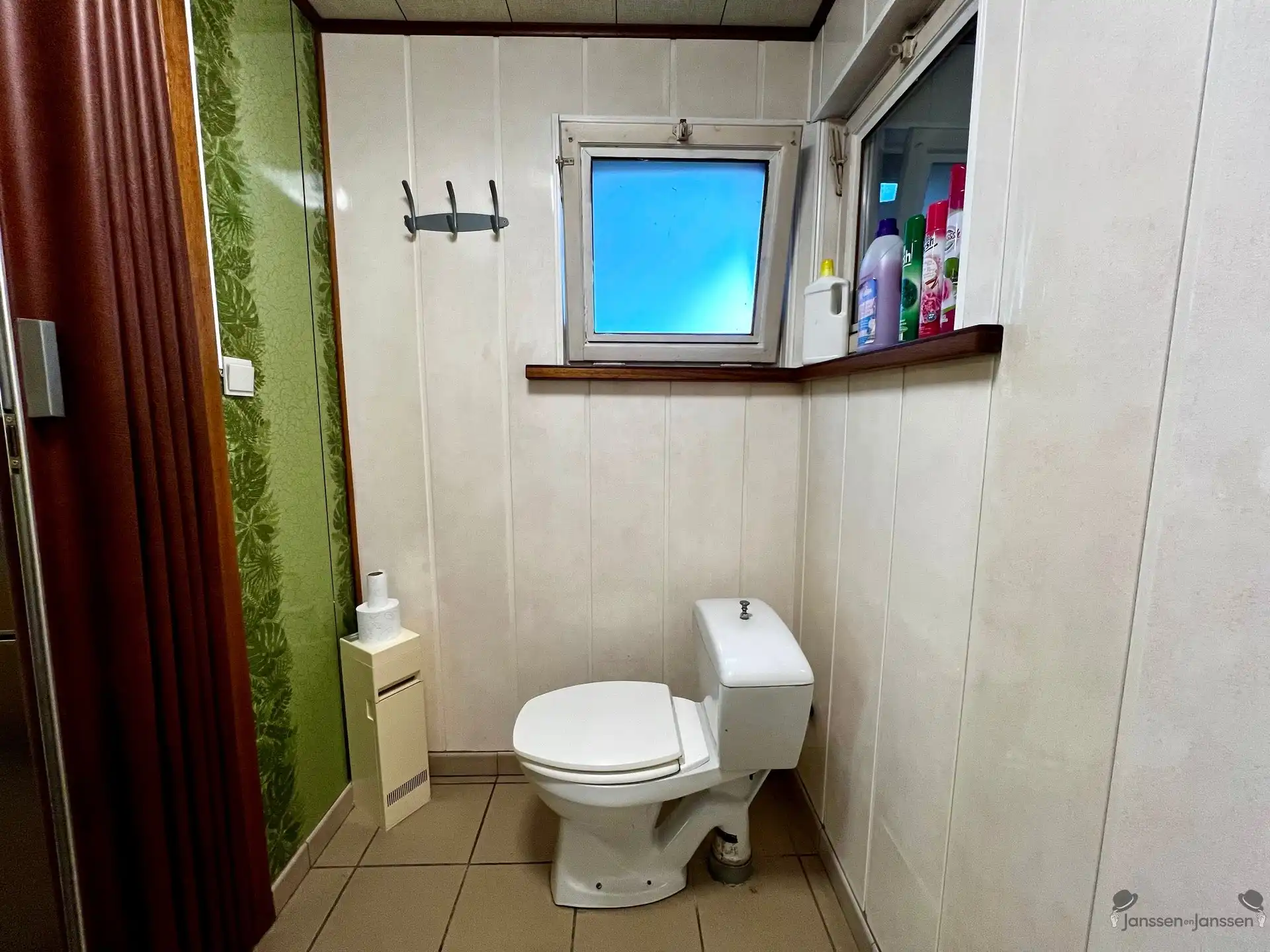 Centraal gelegen te renoveren woning  foto 5