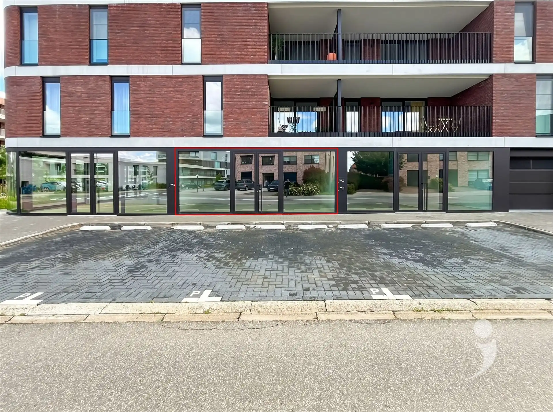 Commerciële ruimte te koop in nieuwbouwcomplex! foto {{pictureIndex}}