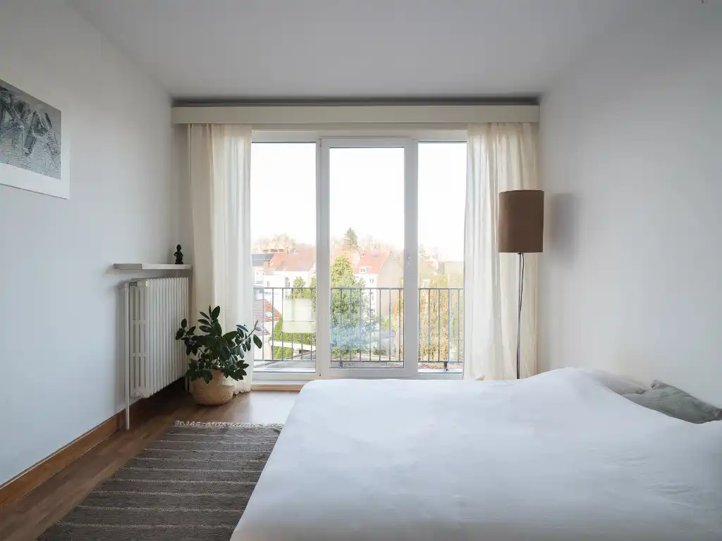 Stijlvol tweeslaapkamerappartement in de Sportstraat, met terras en warm mid-century karakter. foto 7