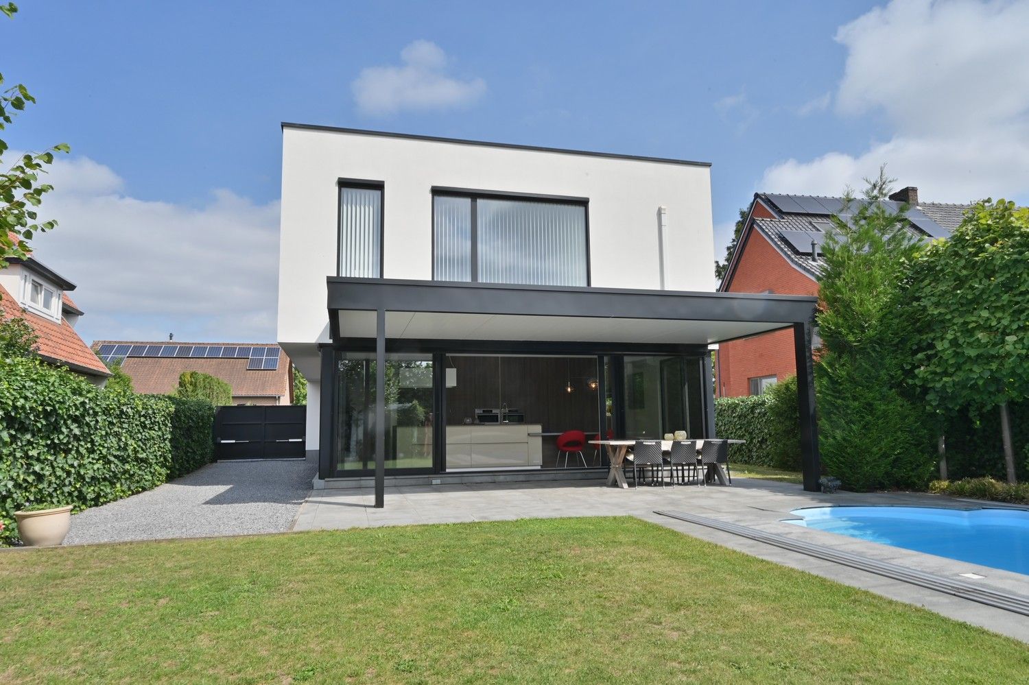 Moderne woning uit 2013 met 3 slaapkamers, 2 badkamers en buitenzwembad, gelegen in het mooie Meeswijk foto 3