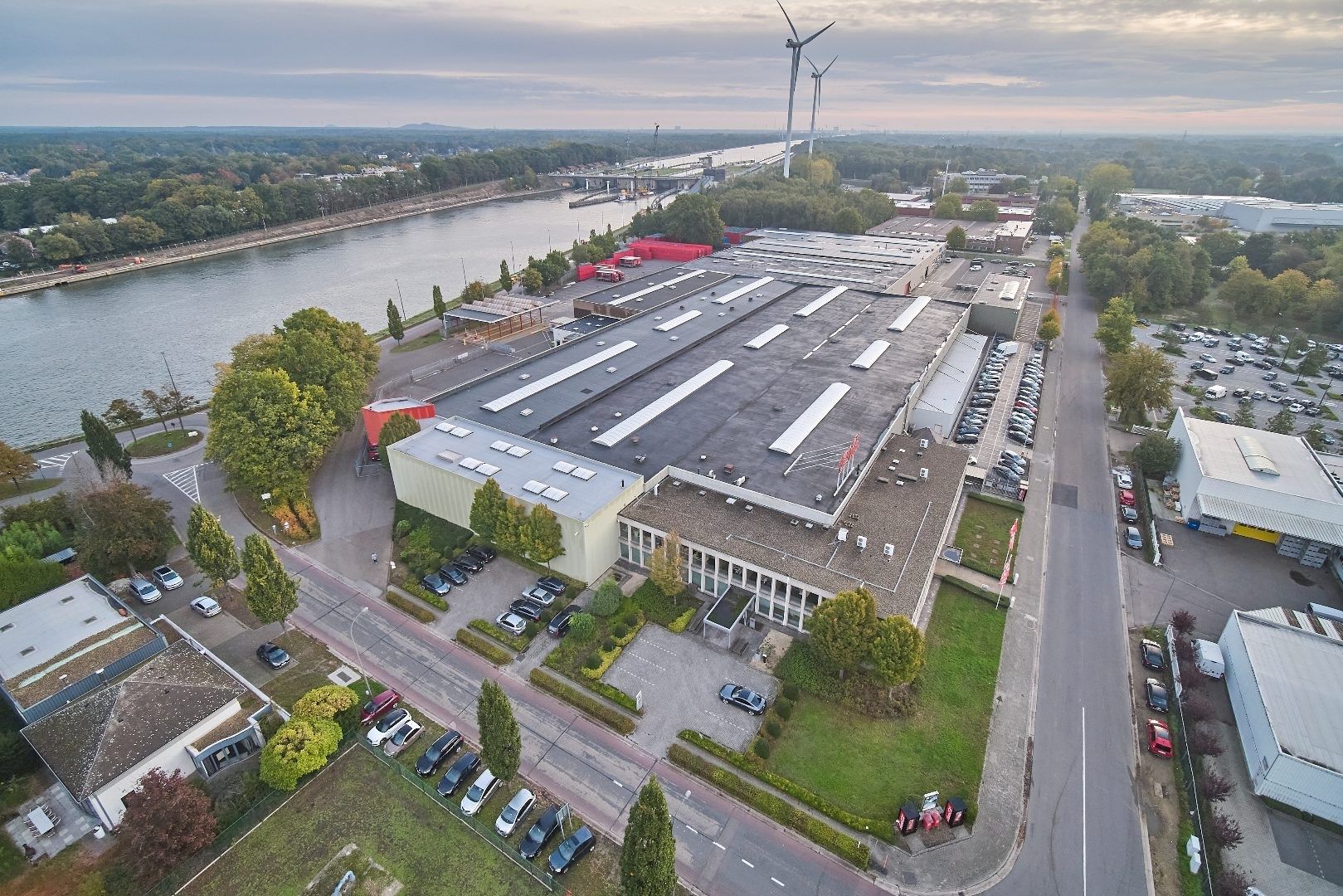 Nieuwbouw bedrijfshal met showroom en kantoren vlak aan de Grote Ring. foto 7